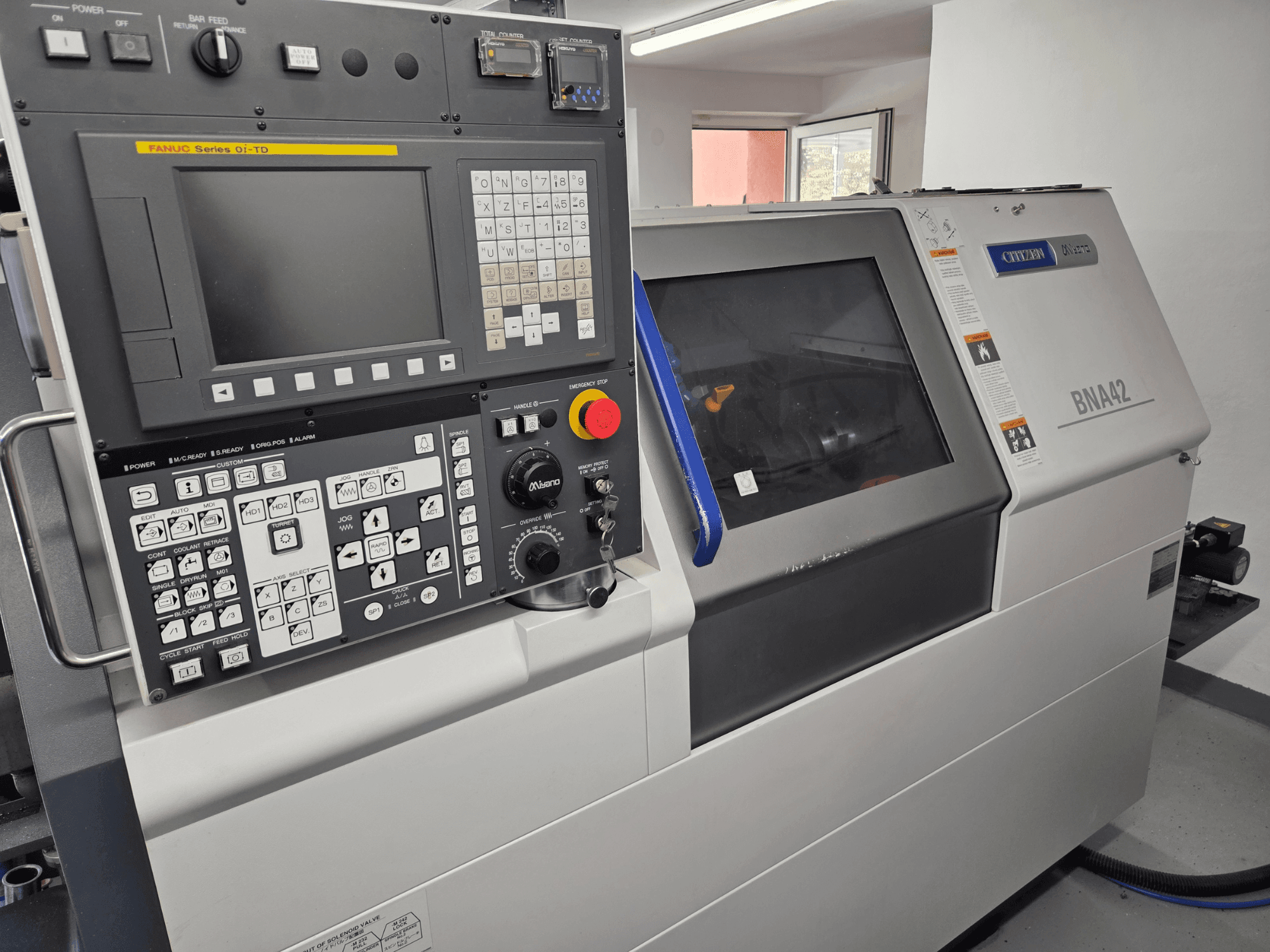 Tour horizontal Miyano BNA42S2, vue de face montrant le panneau de commande équipé d'une interface FANUC série Oi-TD et d'un écran.