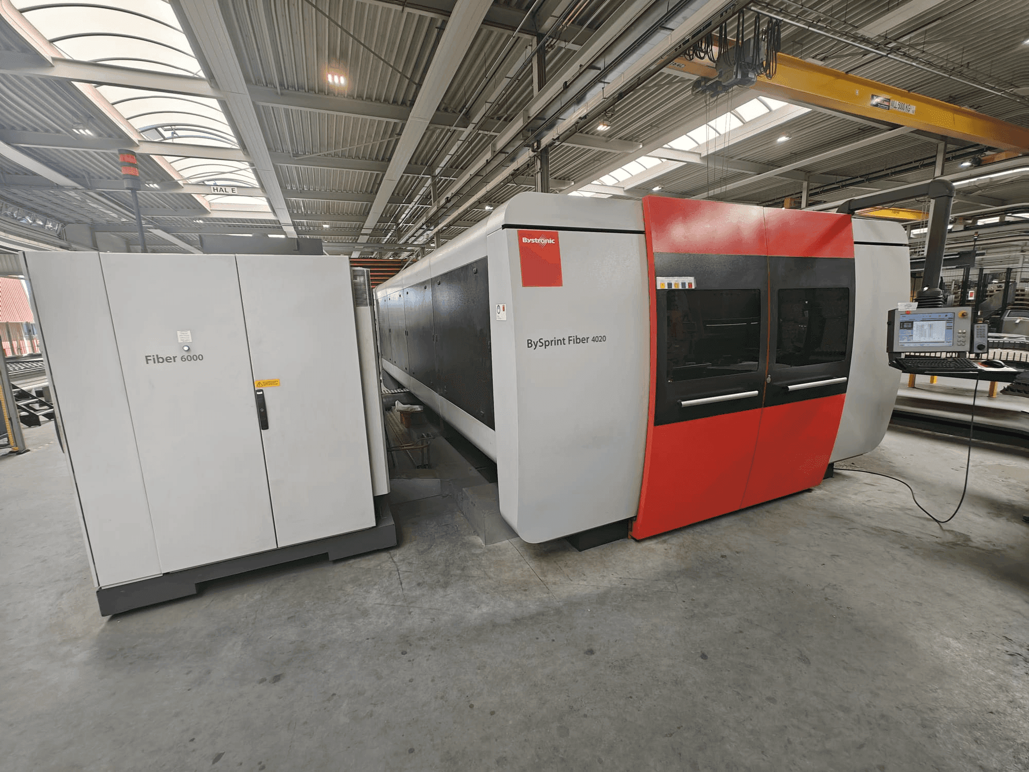 Vue de face de la machine Bystronic BySprint Fiber 4020 + ByTrans Extended 4020