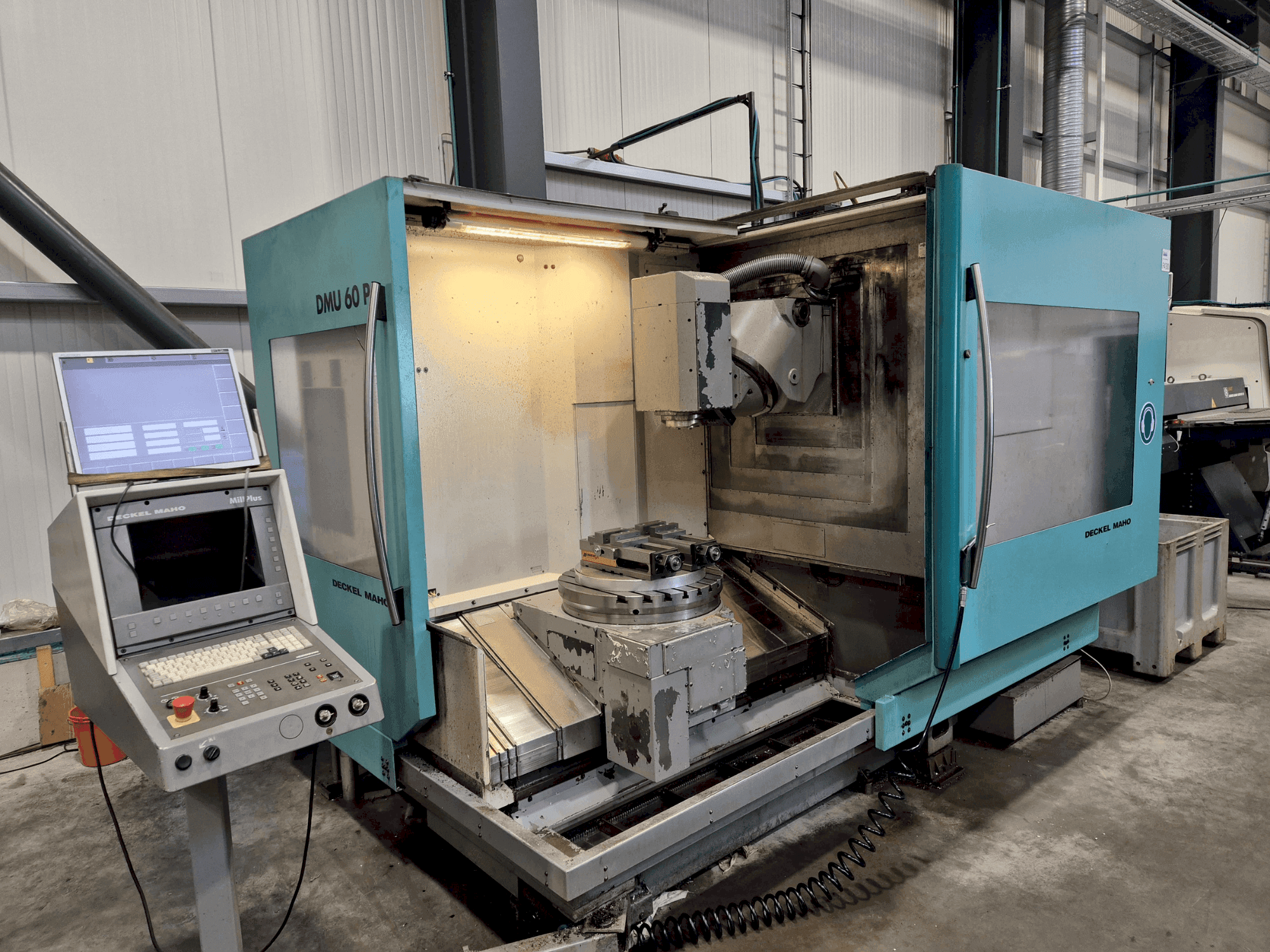 Vue de face de la machine DECKEL MAHO DMU 60 P