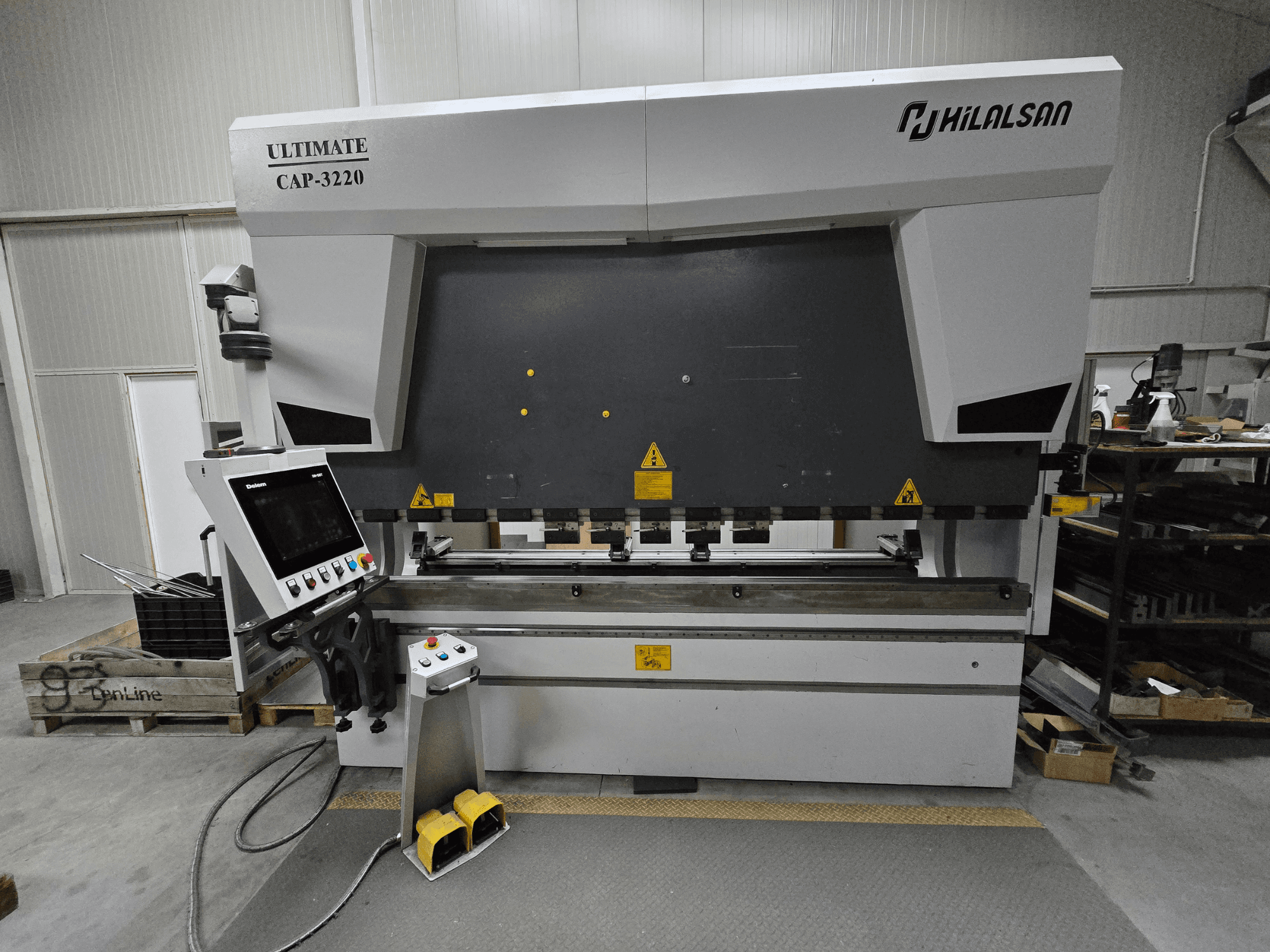 Ultimate CAP-3220 de Hilalsan, vue de face d'une cintreuse de métaux avec panneau de commande et pédales visibles.