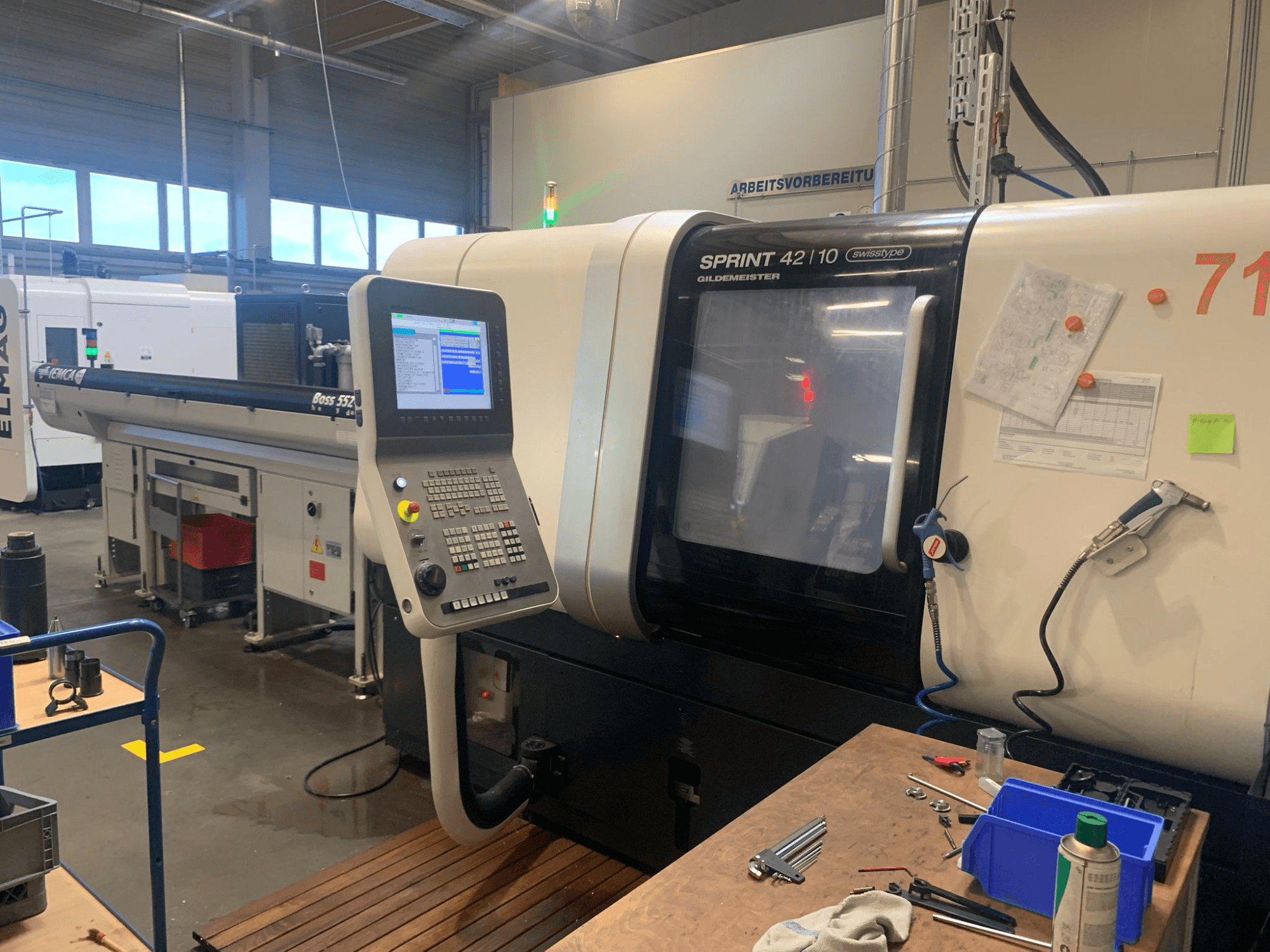 DMG MORI Sprint 42/10 linear Swiss Type Turning Machine, vue de face, avec panneau de commande et encombrement de l'espace de travail.