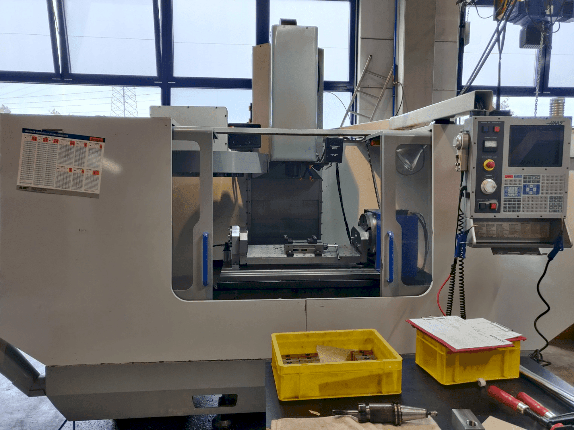 Vue de face de la machine MIKRON VCE 1300/40 (2001)