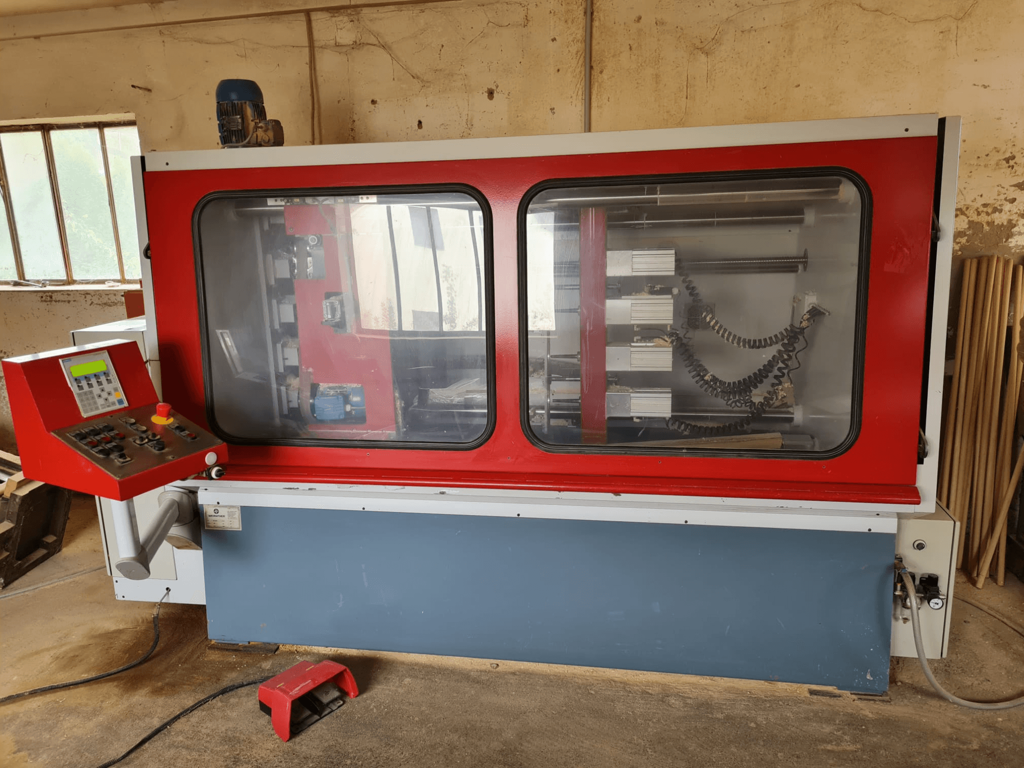 Moulin à bois WEIRATHER KS1300/4 en vue de face, avec panneau de commande, boîtier transparent et composants internes visibles.