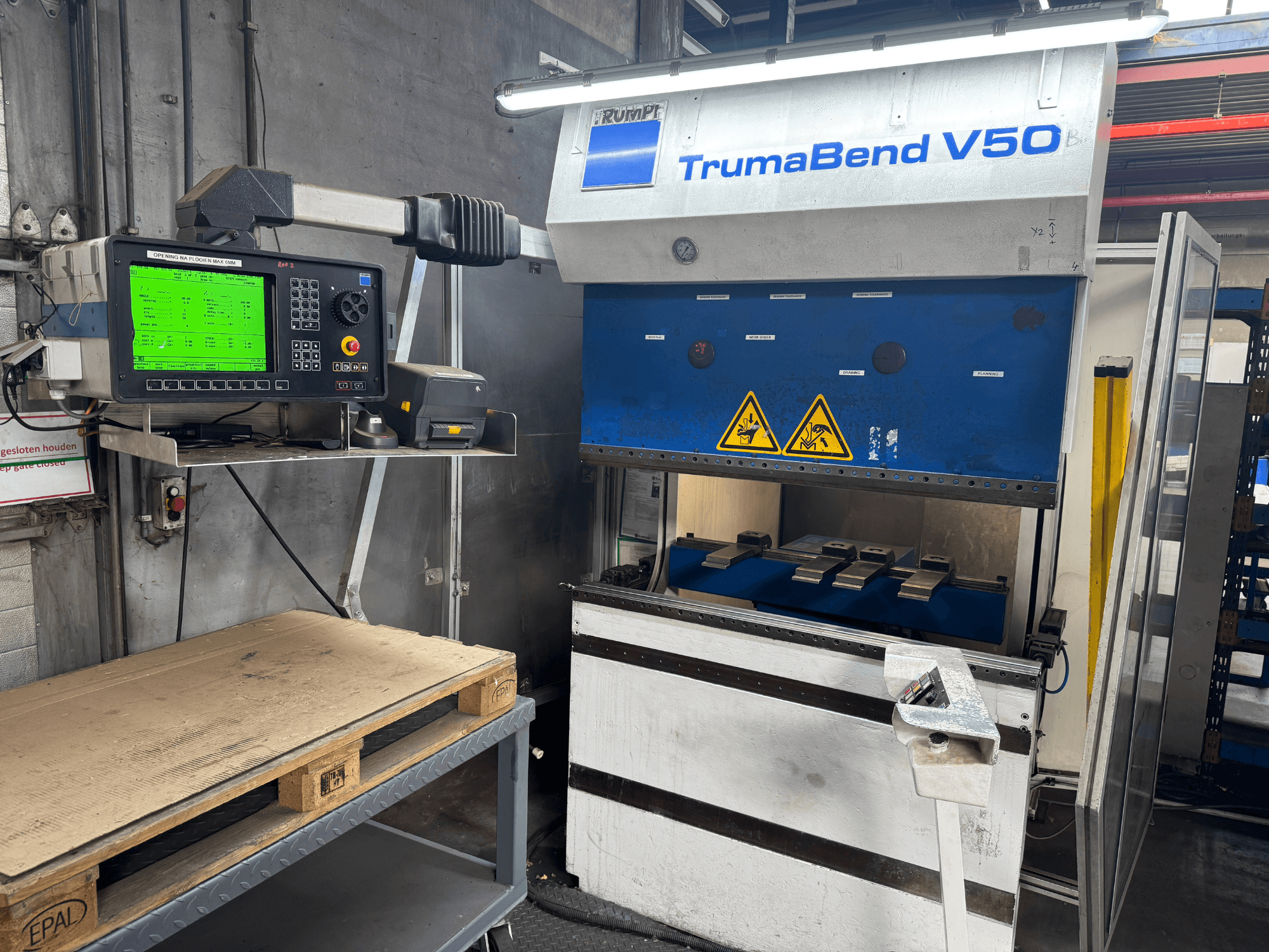 Presse plieuse TRUMPF TrumaBend V50, vue de face, avec panneau de commande affichant les réglages et les avertissements de sécurité.