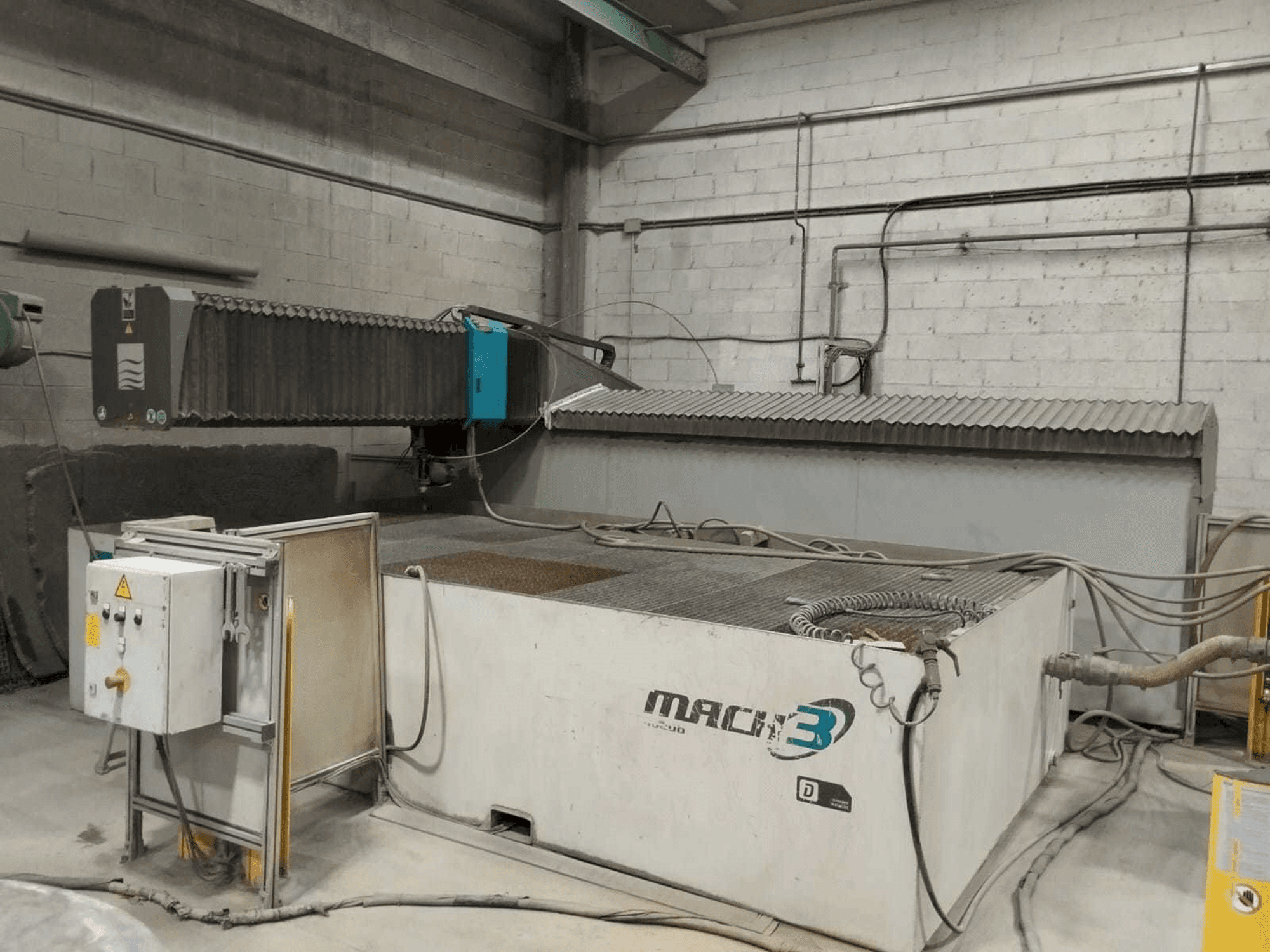 Vue de face de la machine Flow Mach3 4020B