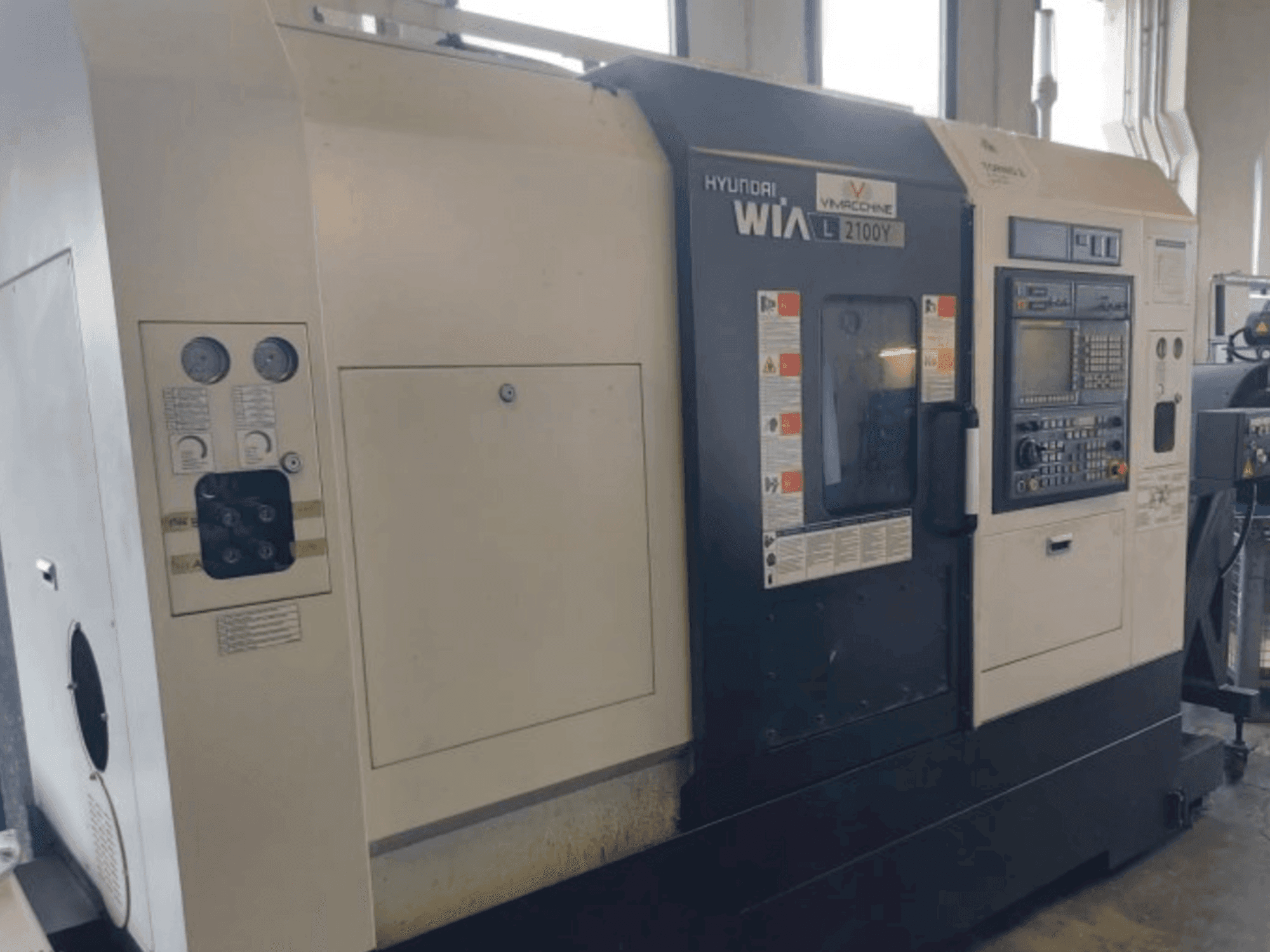Vue de face de la machine Hyundai Wia L2100Y