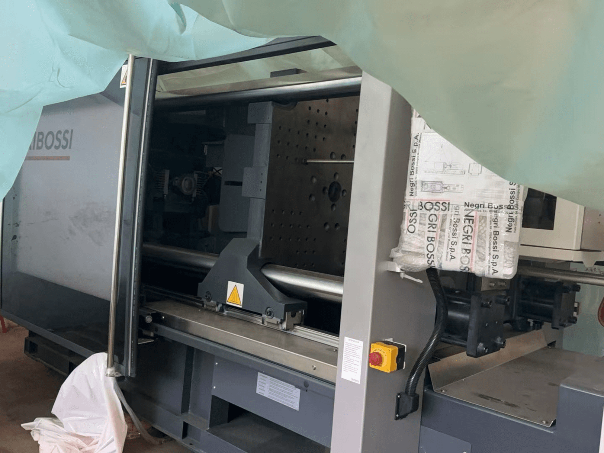 Machine de moulage par injection électrique Negri Bossi NOVA e350T H1550, vue latérale, montrant la porte ouverte et les composants internes.