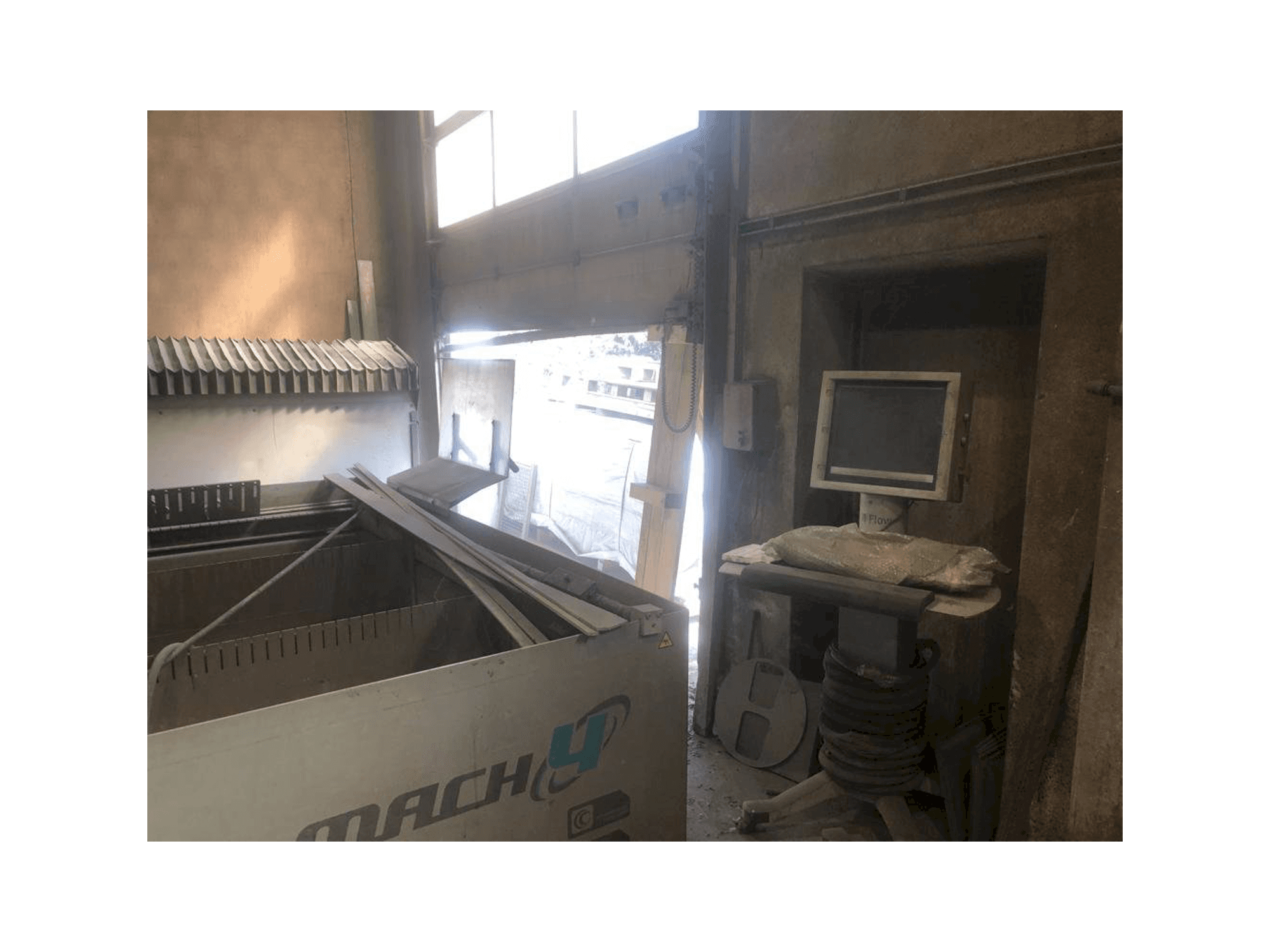 Vue latérale gauche de la machine Flow Mach 4 3D