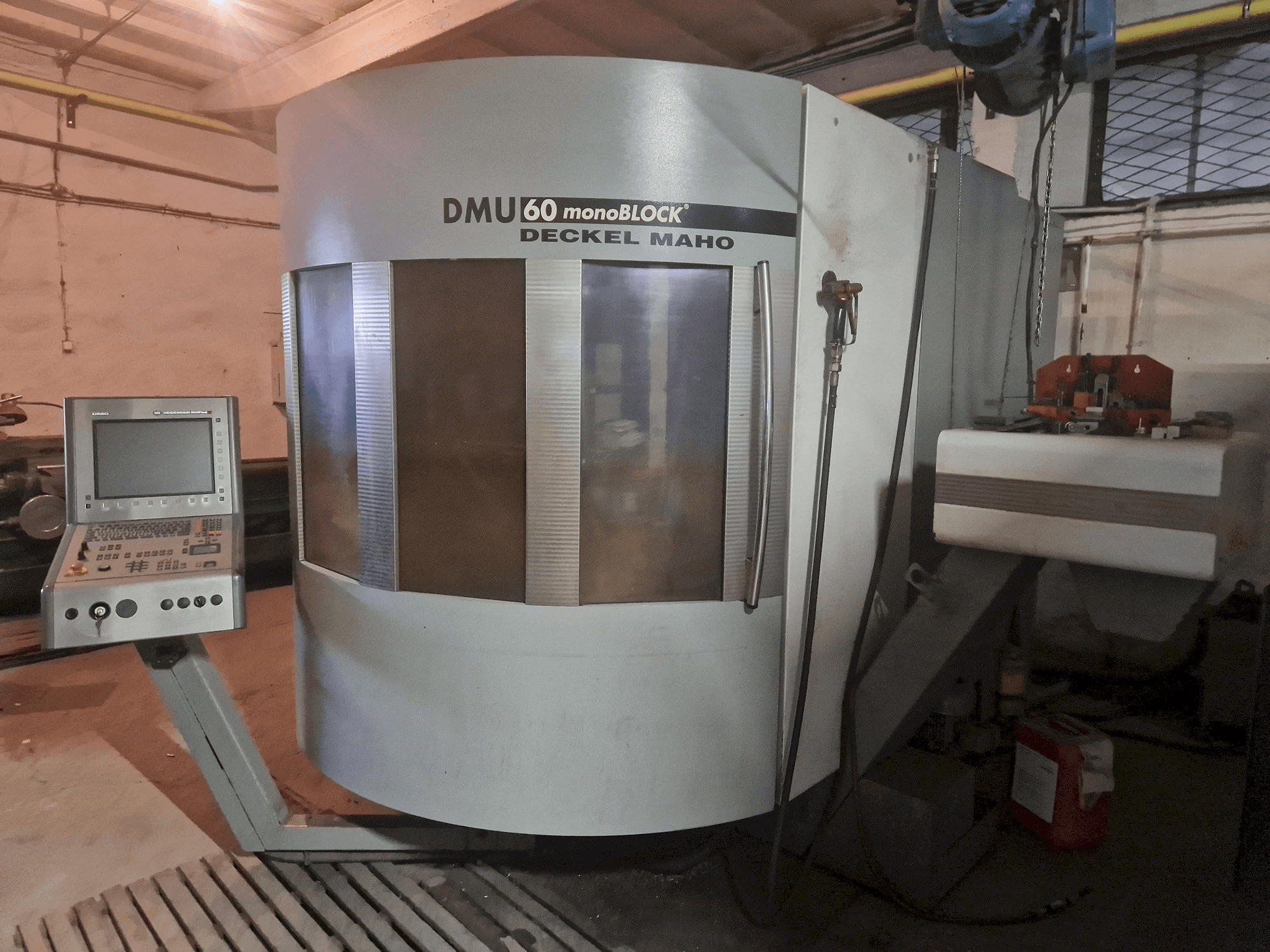 Vue de face de la machine DECKEL MAHO DMU 60 monoBLOCK