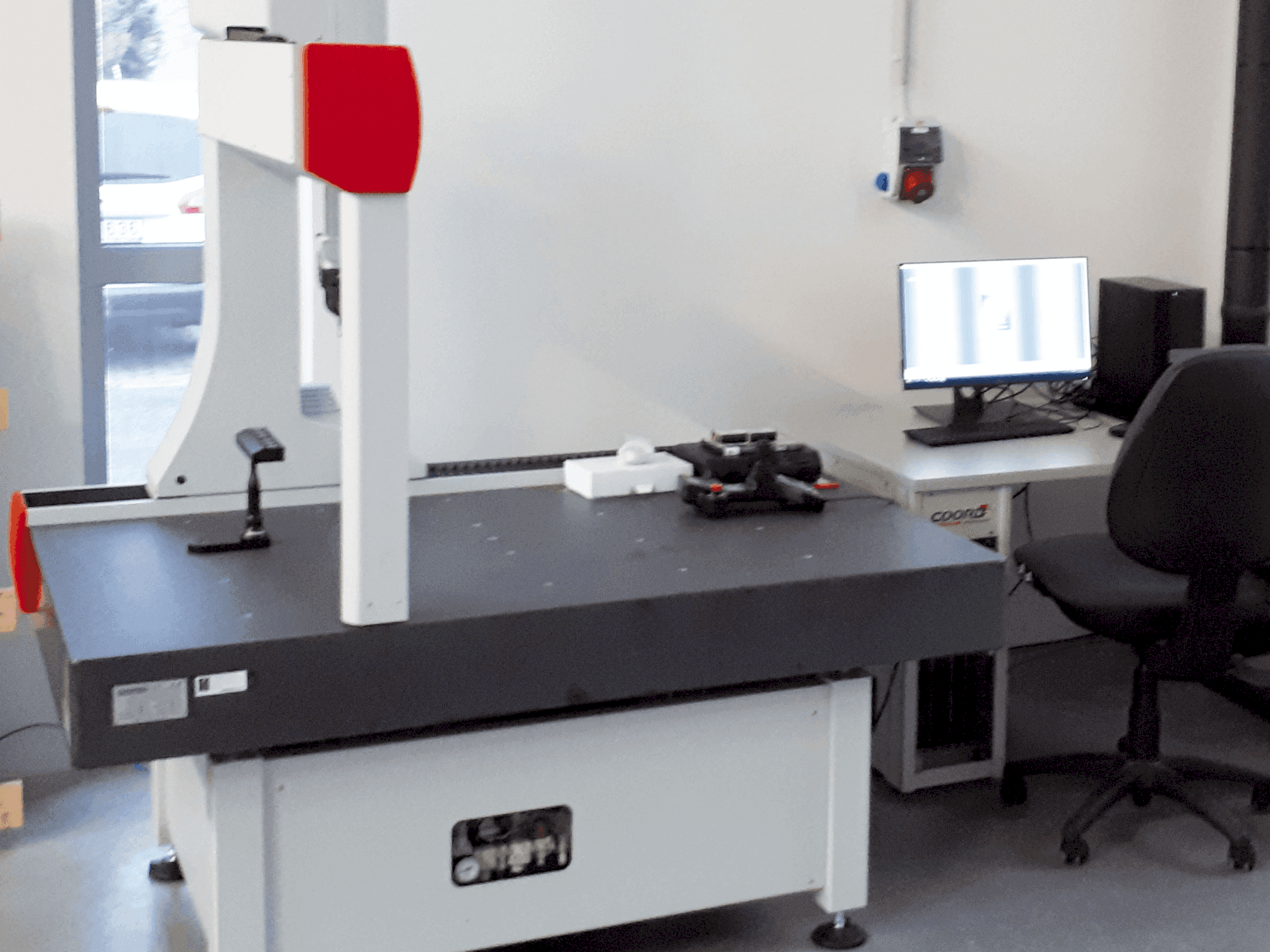 Vue de face de la machine Coord3 ARES NT-L 10.7.5 CNC