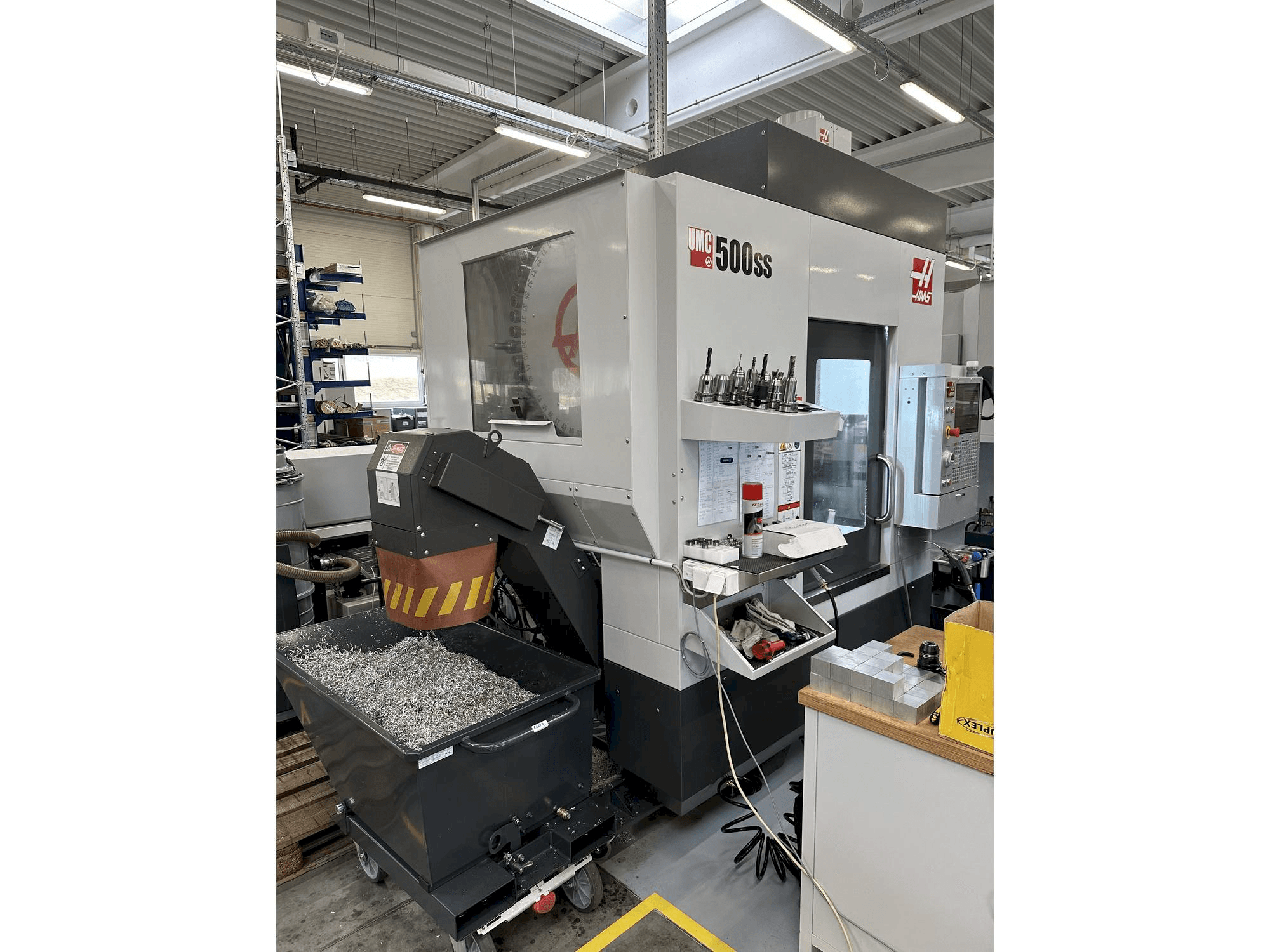 Vue de face de la machine HAAS UMC-500SS