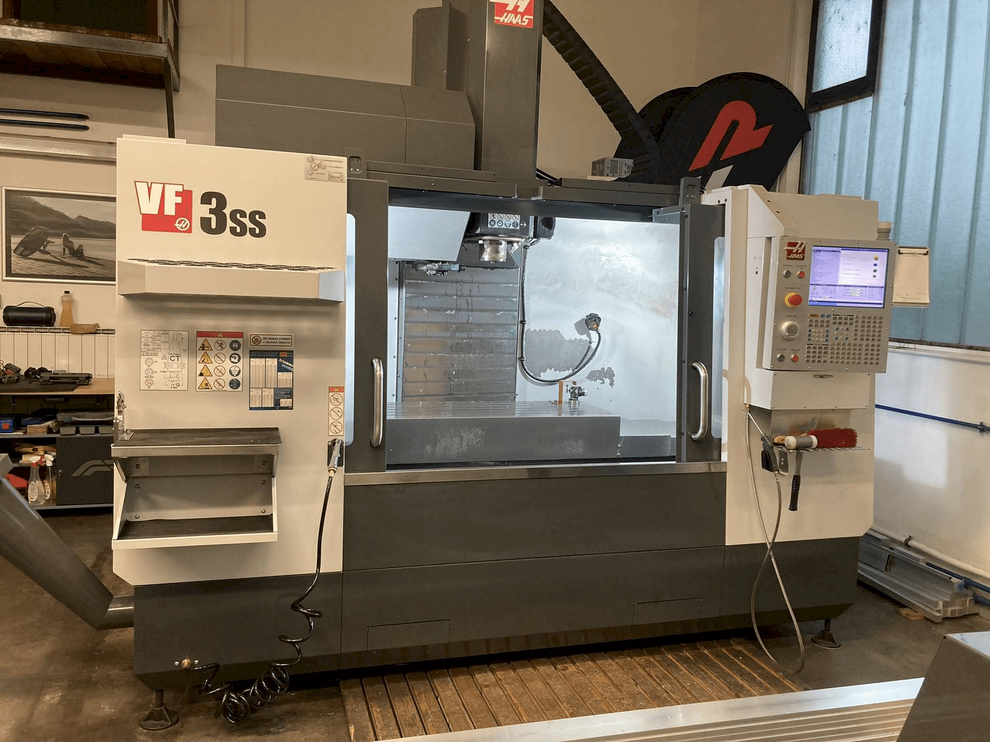 Vue de face de la machine HAAS VF 3 SS