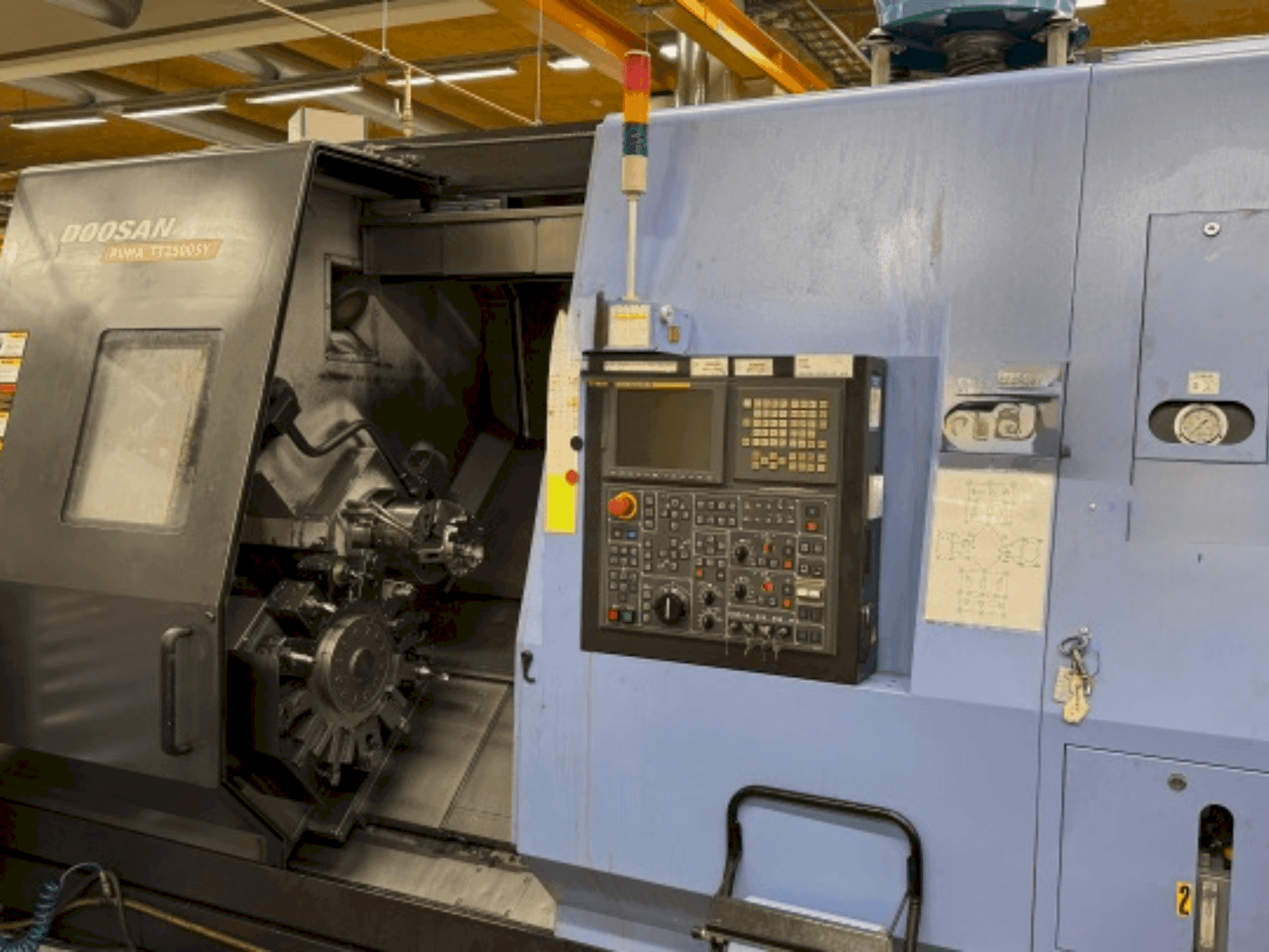 Vue de face de la machine DOOSAN Puma TT 2500 SY