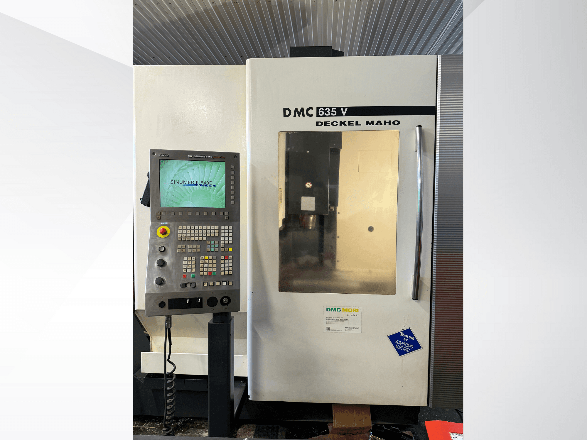 Fraiseuse DMG Mori DMC 635 V avec panneau de commande, vue de face, dotée d'un écran Sinumerik et de divers boutons de commande.