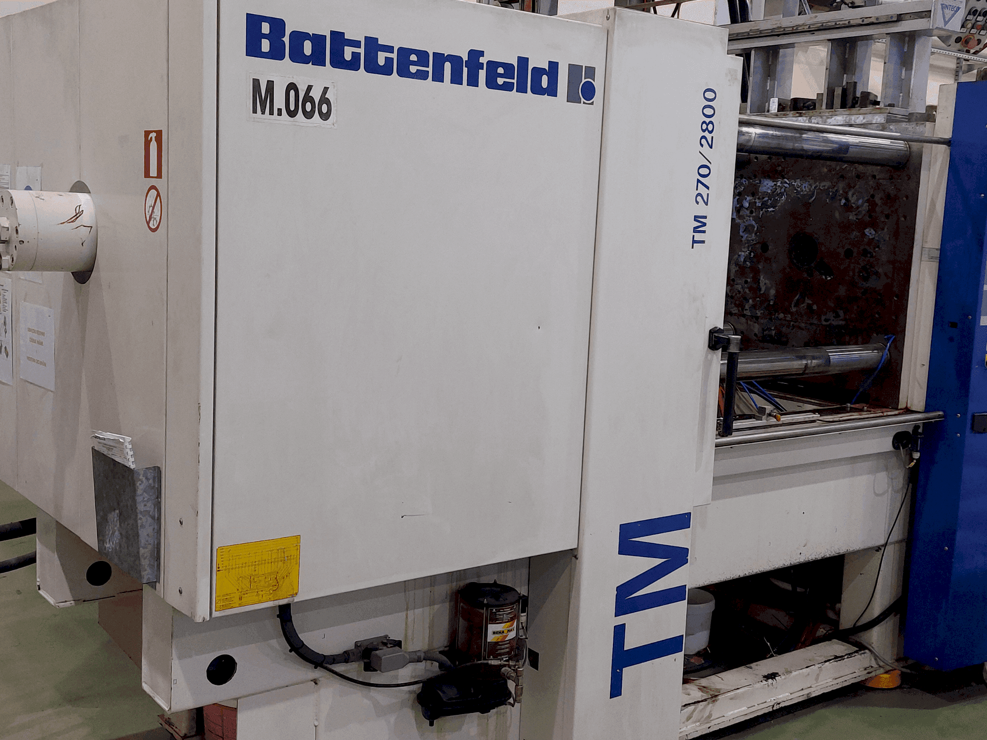 Vue de face de la machine Battenfeld TM 270 / 2800