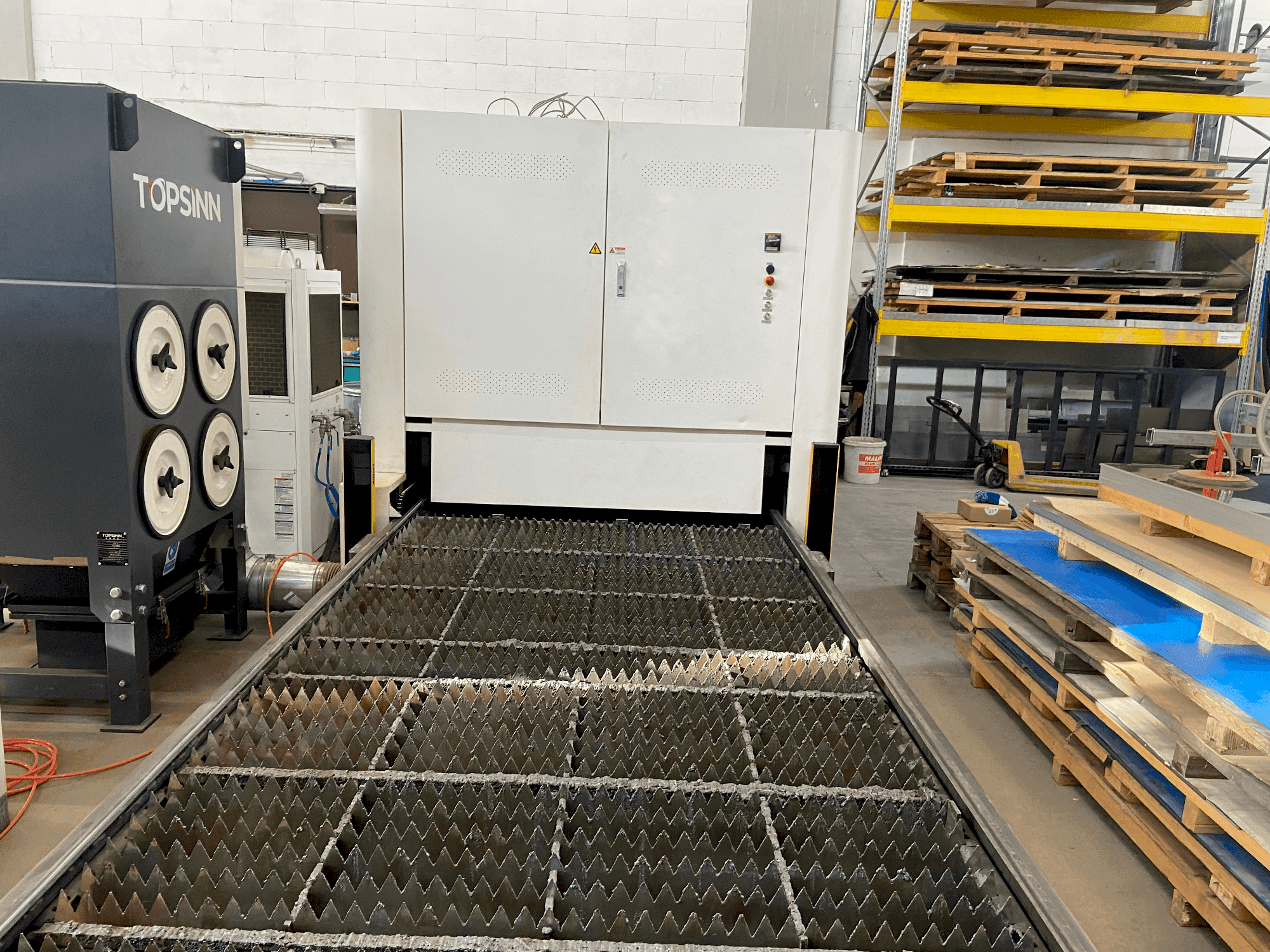 Vue de face de la machine Bodor C3