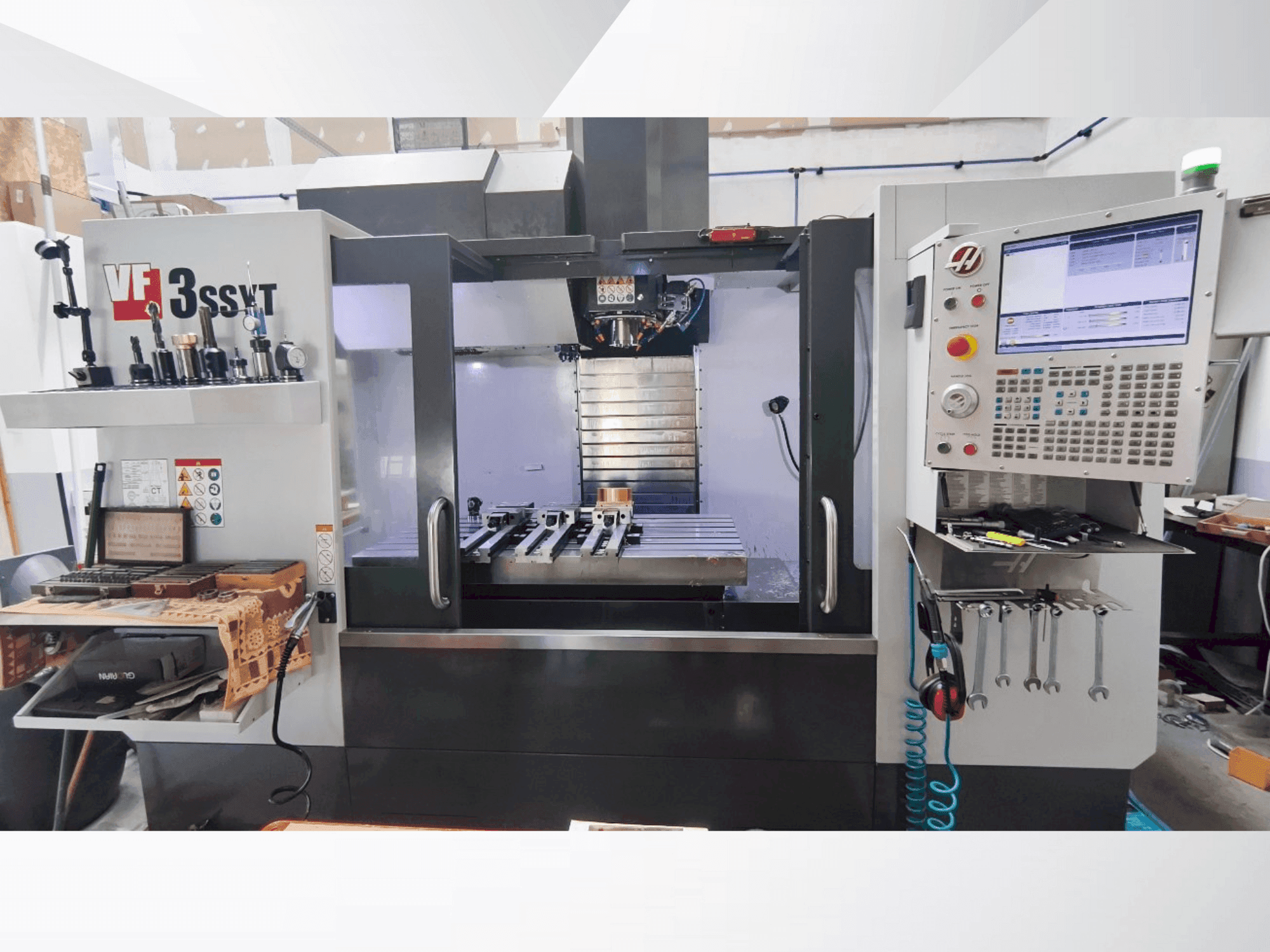 Vue de face de la machine HAAS VF-3SSYT with HRT 210 4X