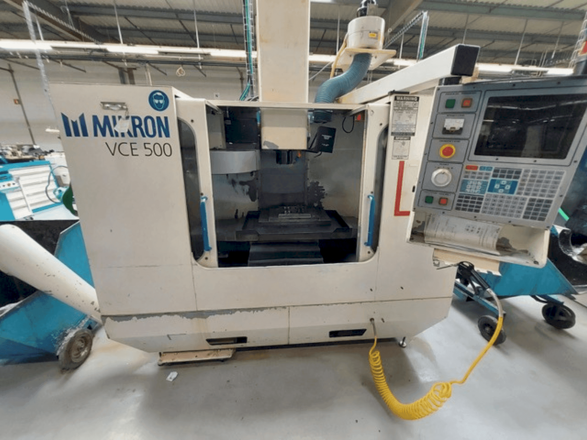 Vue de face de la machine HAAS MIKRON VCE 500