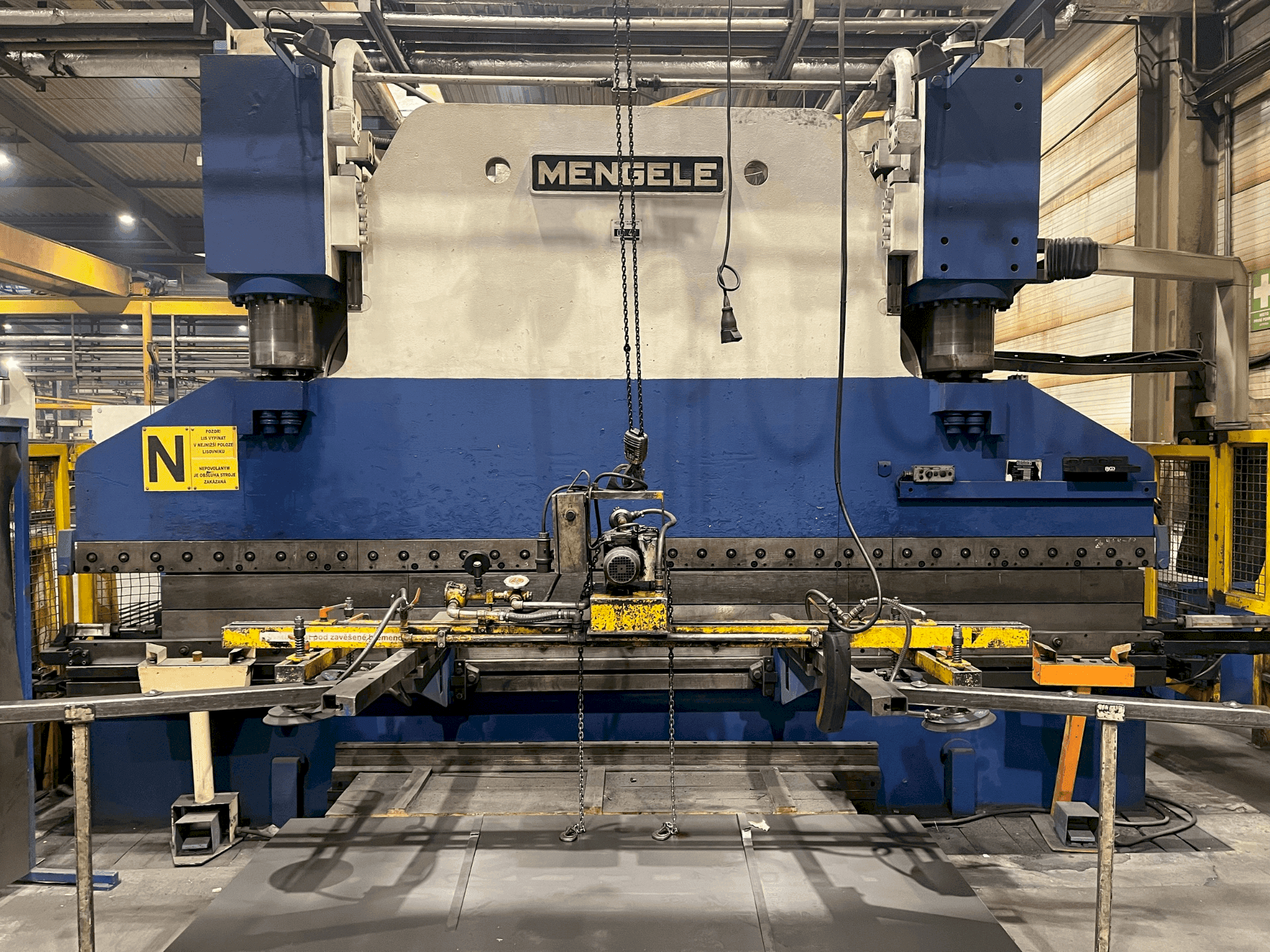 Vue de face de la machine MENGELE D 400-3/5