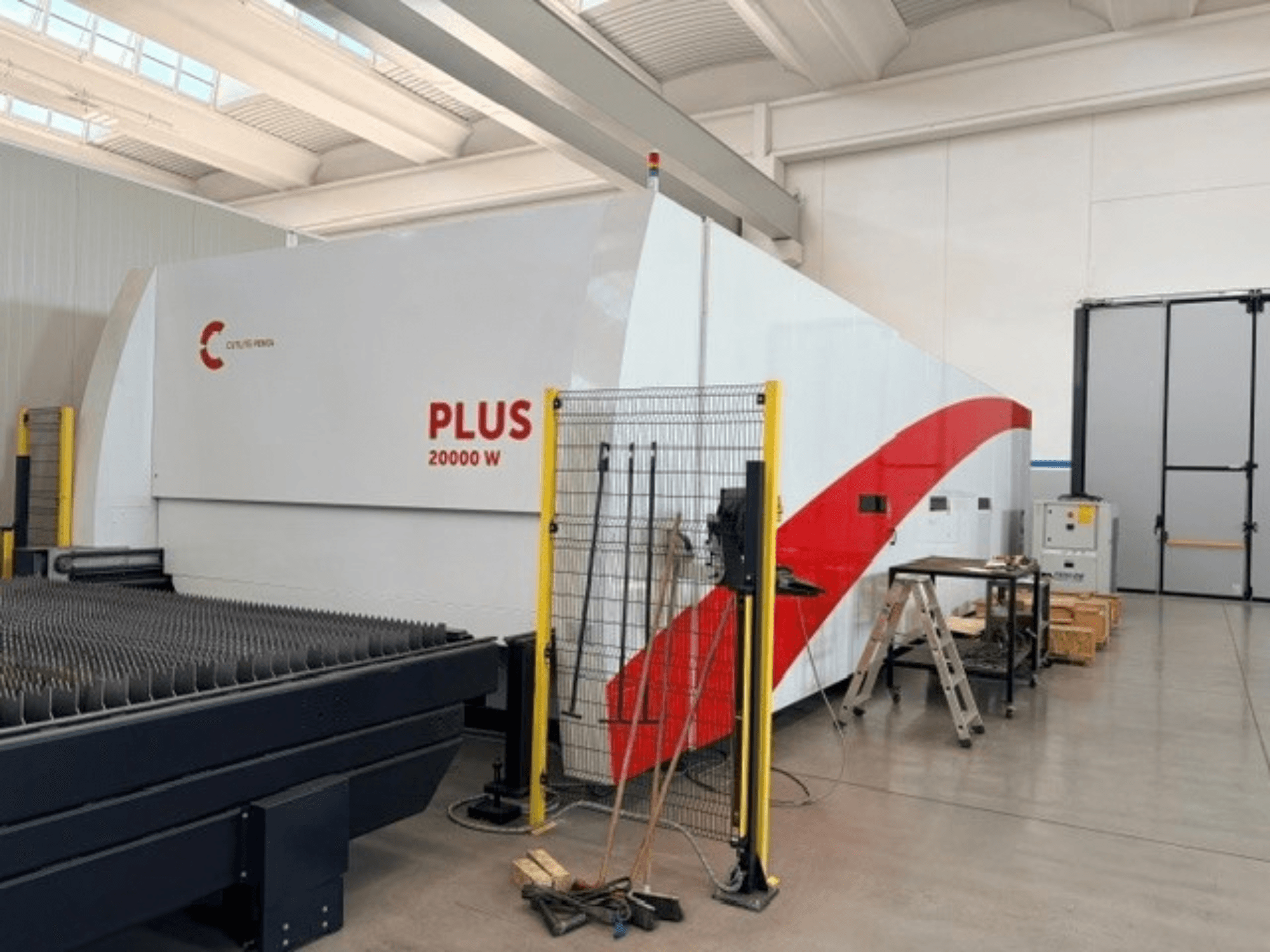 Machine de découpe laser à fibre CUTLITE PENTA PLUS LM 9030, vue de profil, indiquant une puissance de 20 000 W, avec clôture de protection et espace de travail.
