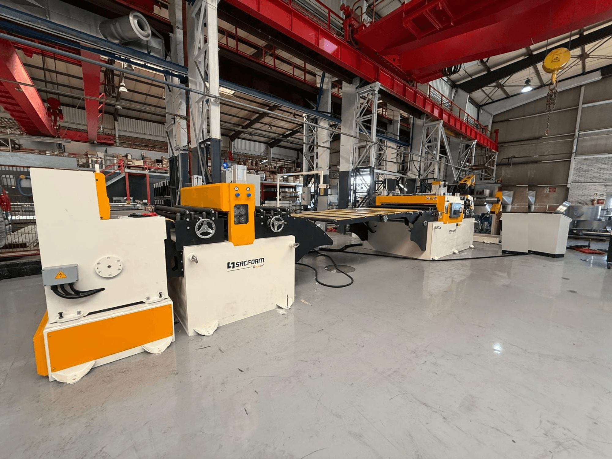 Vue de face de la machine pour tôles SACFORM CRL1503-6, présentant un design jaune et blanc, des roues et des commandes de fonctionnement.
