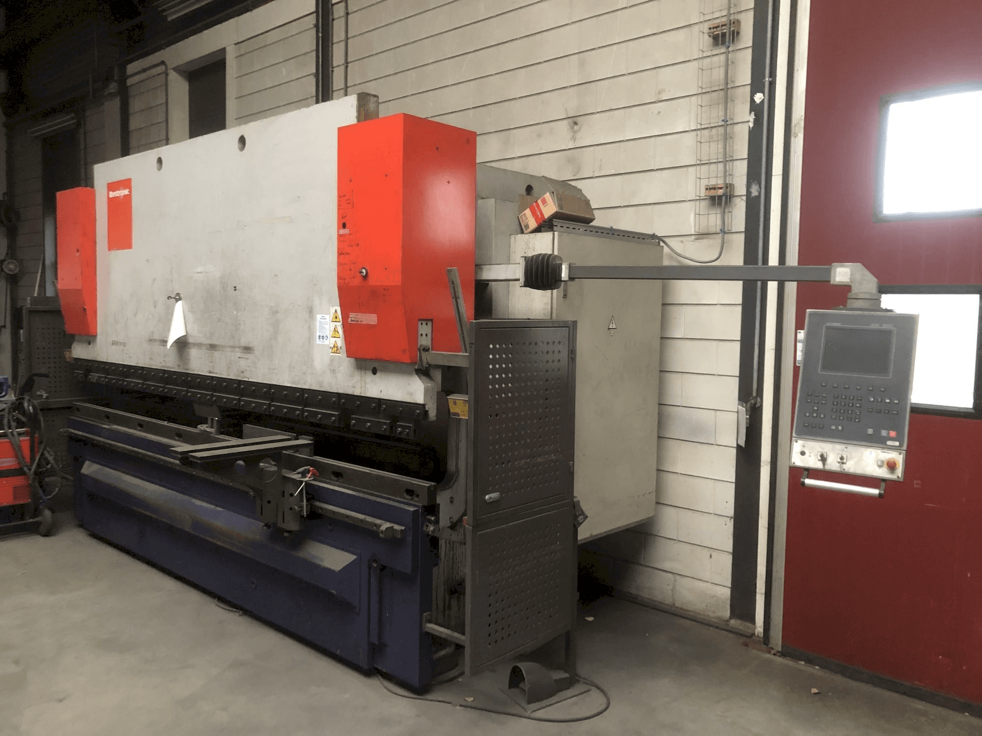 Vue latérale droite de la machine Bystronic EP40-160