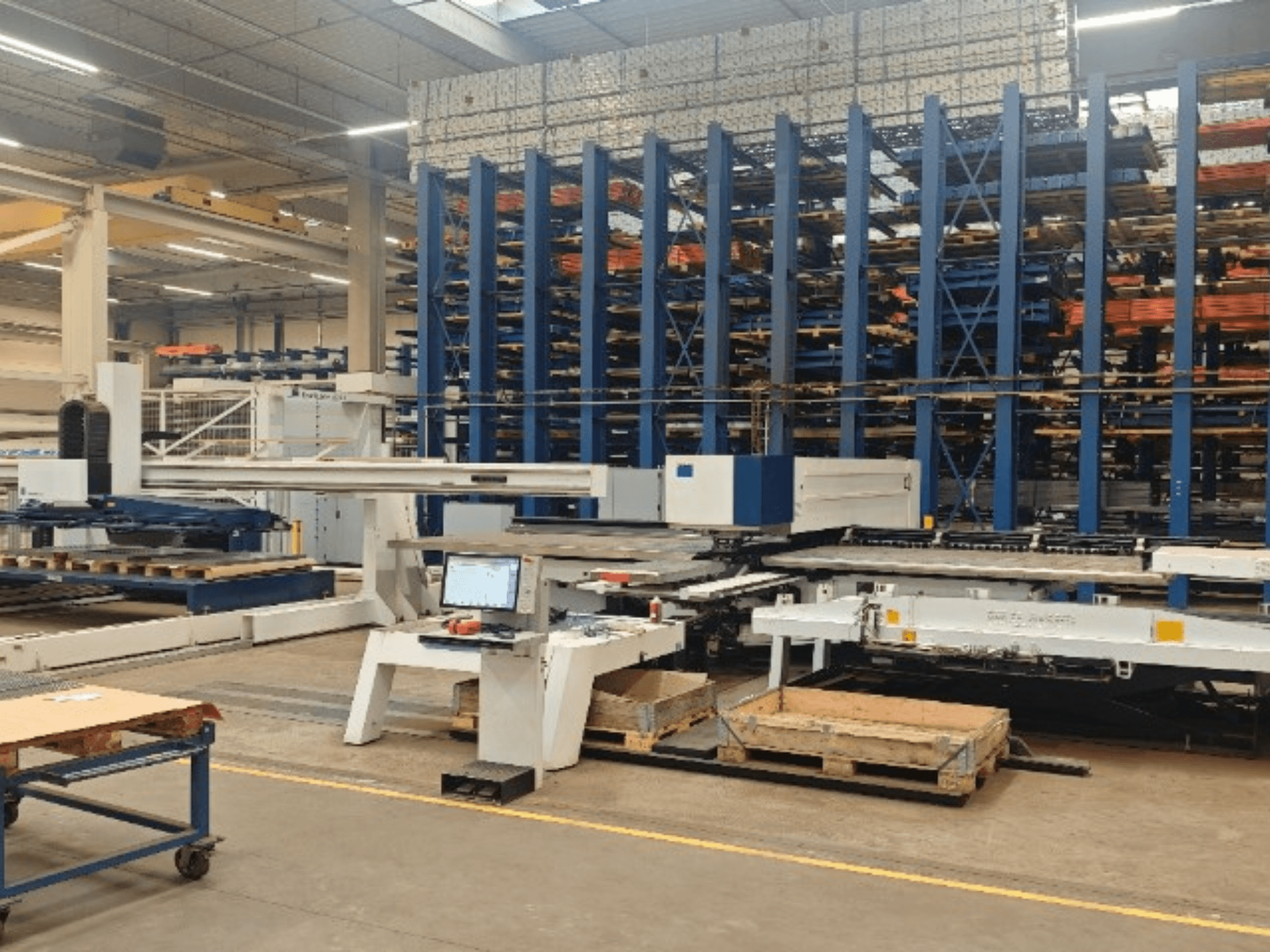 Poinçonneuse CNC TRUMPF TruPunch 5000 S12 dans un atelier, vue de face avec le panneau de commande et la zone de stockage.