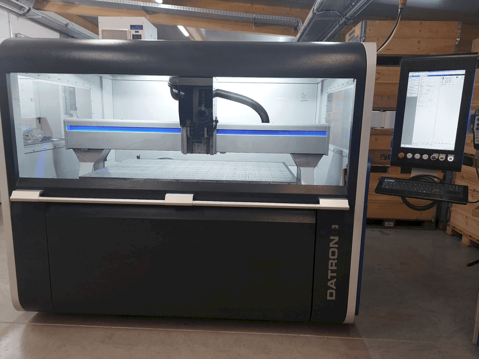 Vue de face de la machine Datron MLCube LS