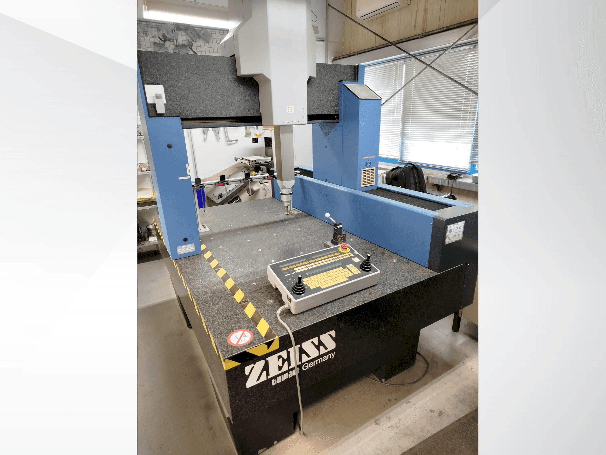 Vue de face de la machine ZEISS Contura G2