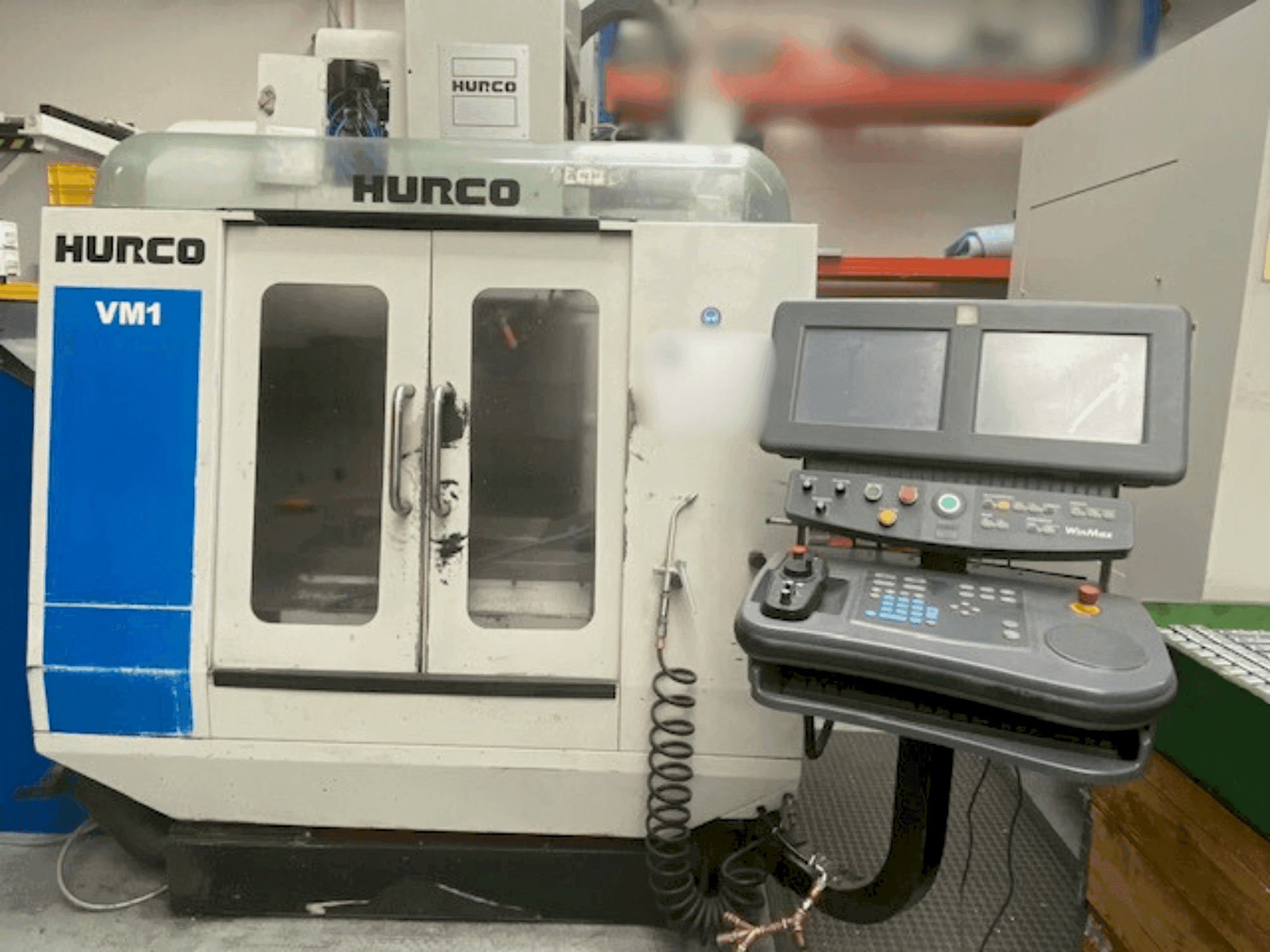 Vue de face de la machine Hurco VM1