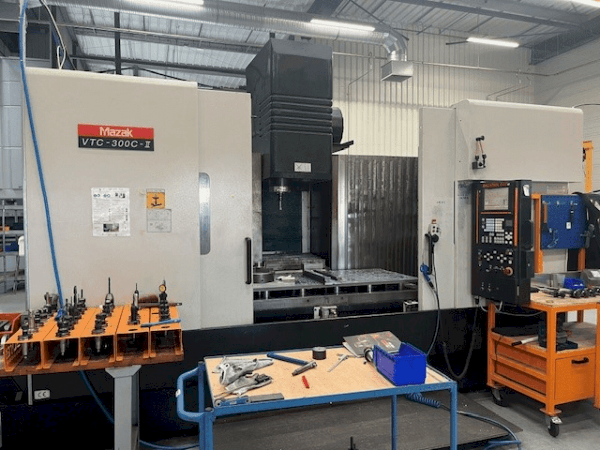 Vue de face de la machine Mazak VTC-300C-II