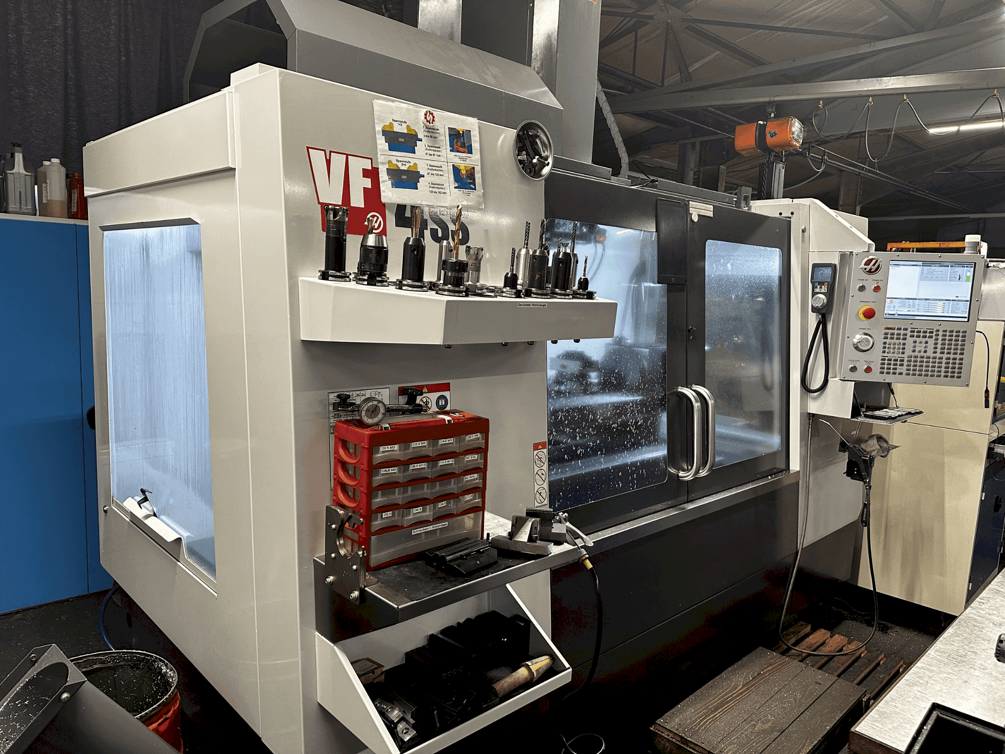Vue de face de la machine HAAS VF-4SS-EU