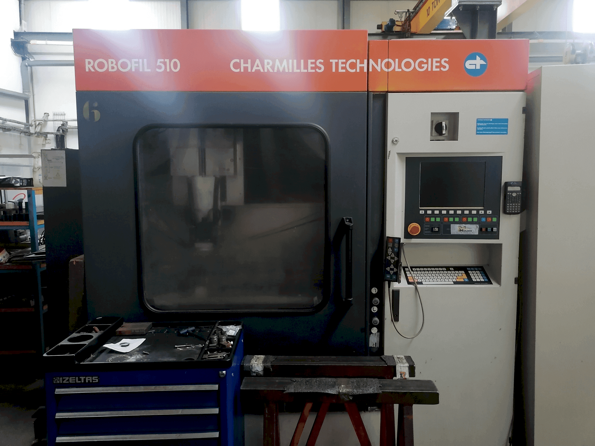 Vue de face de la machine CHARMILLES Robofil 510