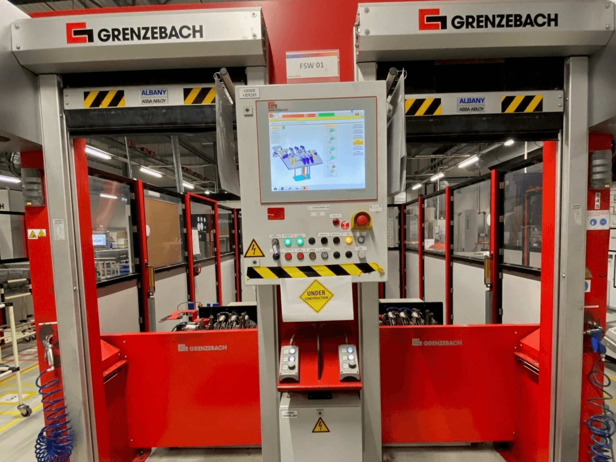 Vue de face du bras robotisé GRENZEBACH FSW GenRob 01, équipé d'un panneau de commande doté d'un écran tactile et de divers boutons de commande.