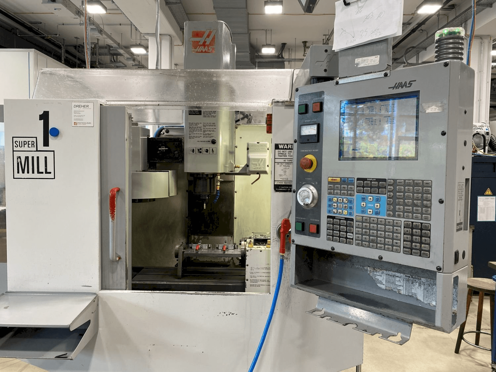 Vue de face de la machine HAAS S Minimill