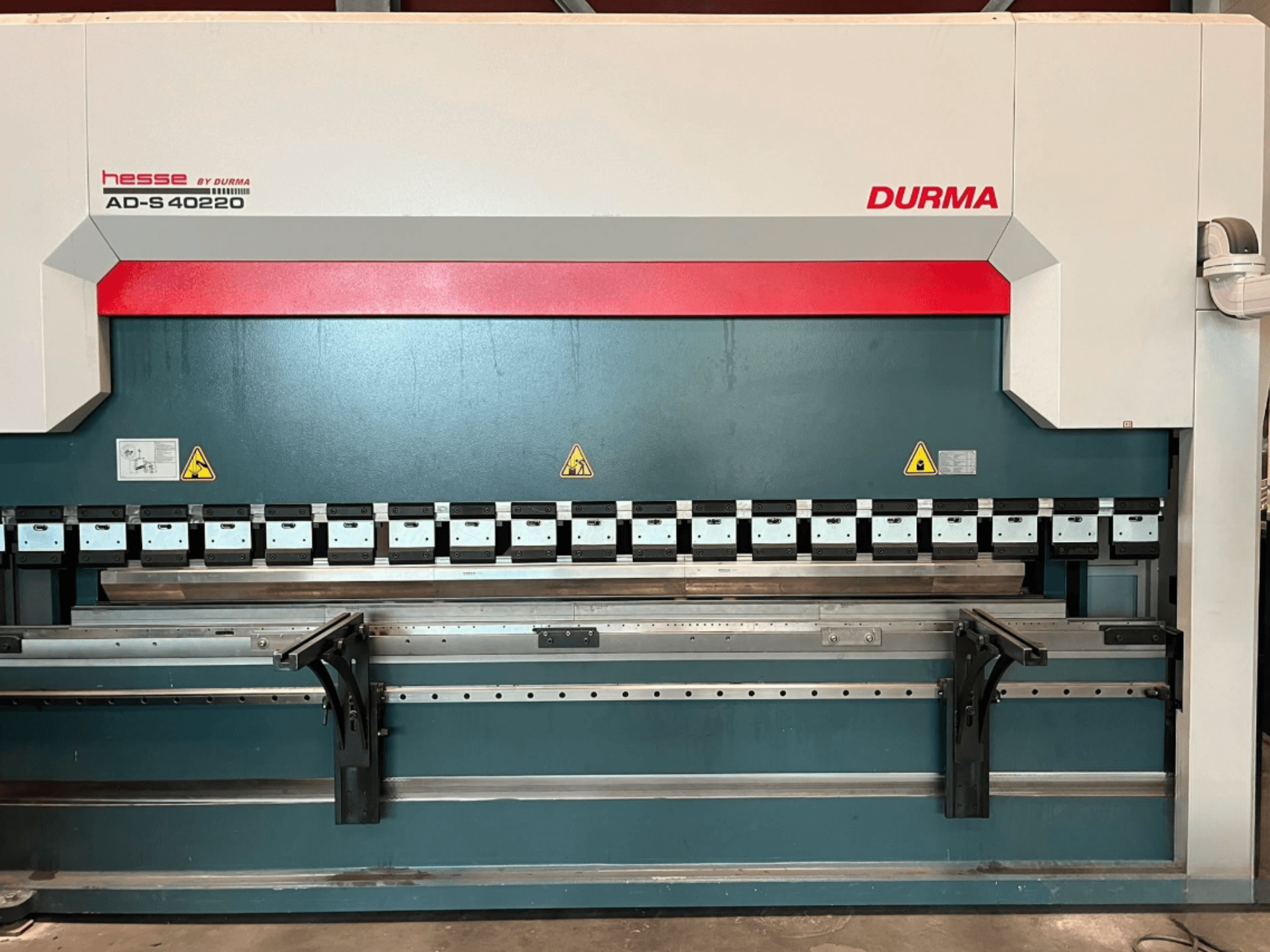 Plieuse Durma AD-S 40220 vue de face, équipée de plusieurs outils de pliage et d'étiquettes de sécurité.
