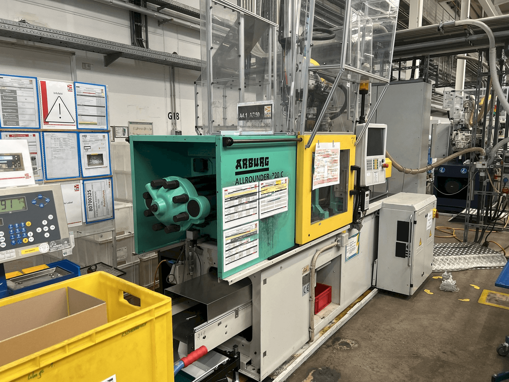 Vue latérale gauche de la machine Arburg Allrounder 320C 500 - 170