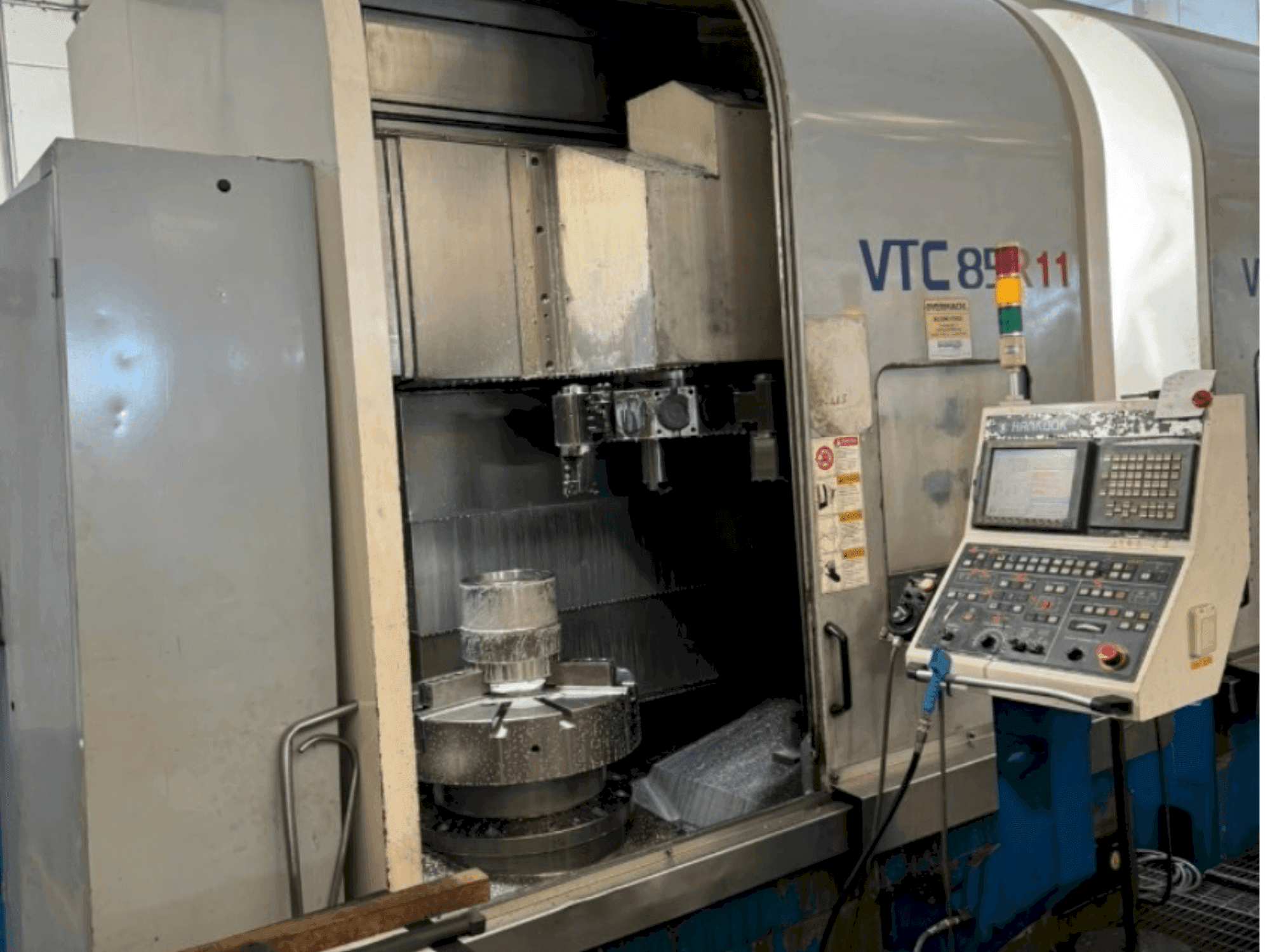 Vue de face de la machine HANKOOK VTC 85