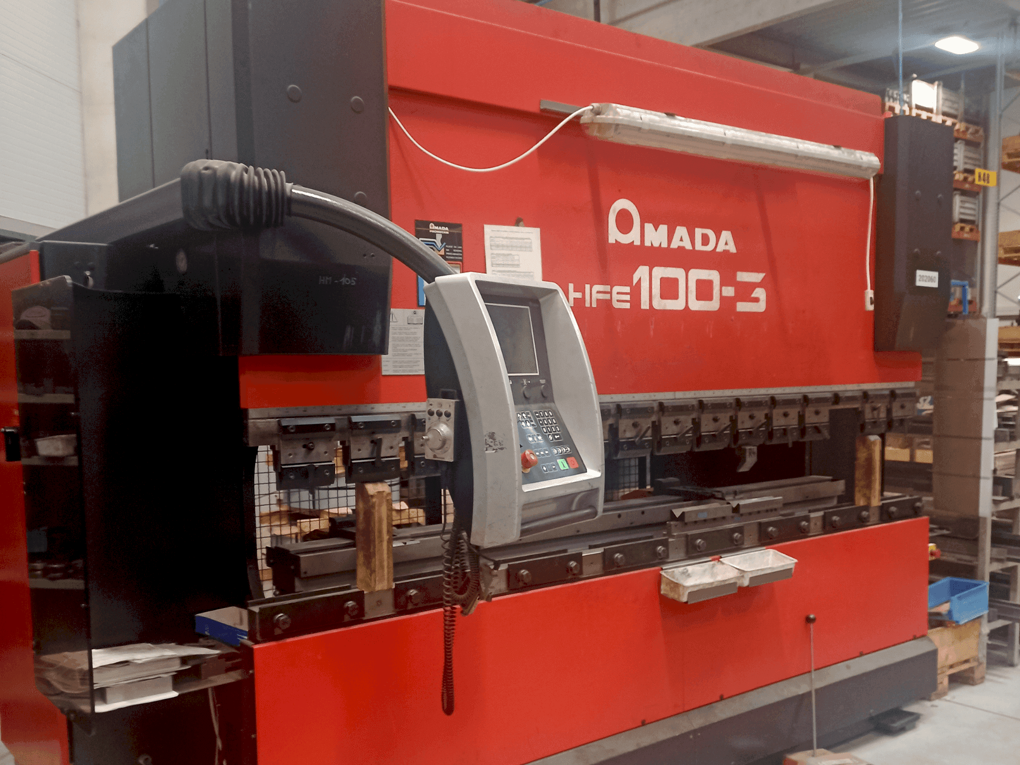 Vue de face de la machine AMADA HFE 100-3