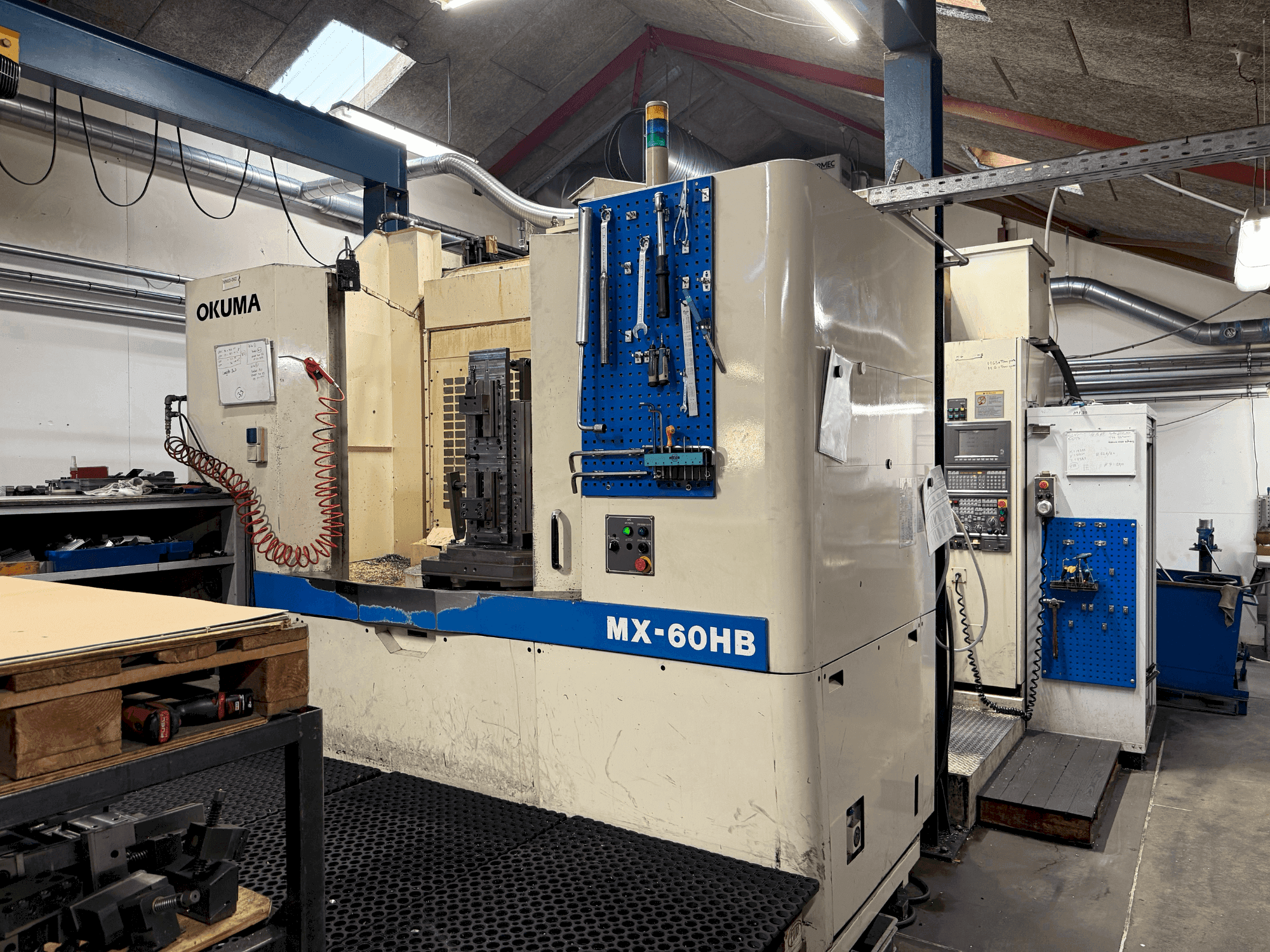 Vue de face de la machine Okuma MX-60HB