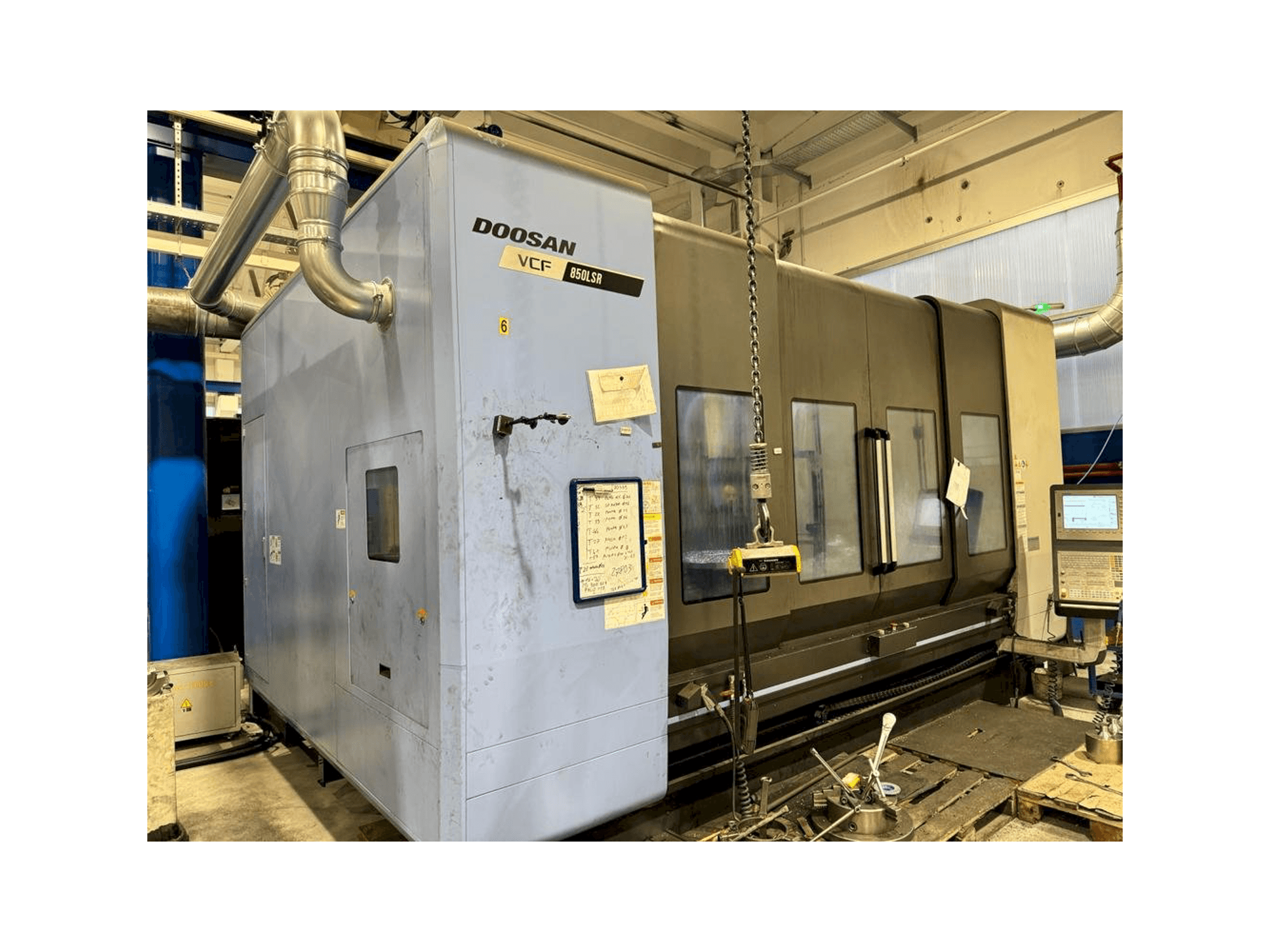 Vue de face de la machine DOOSAN VCF 850 LSR