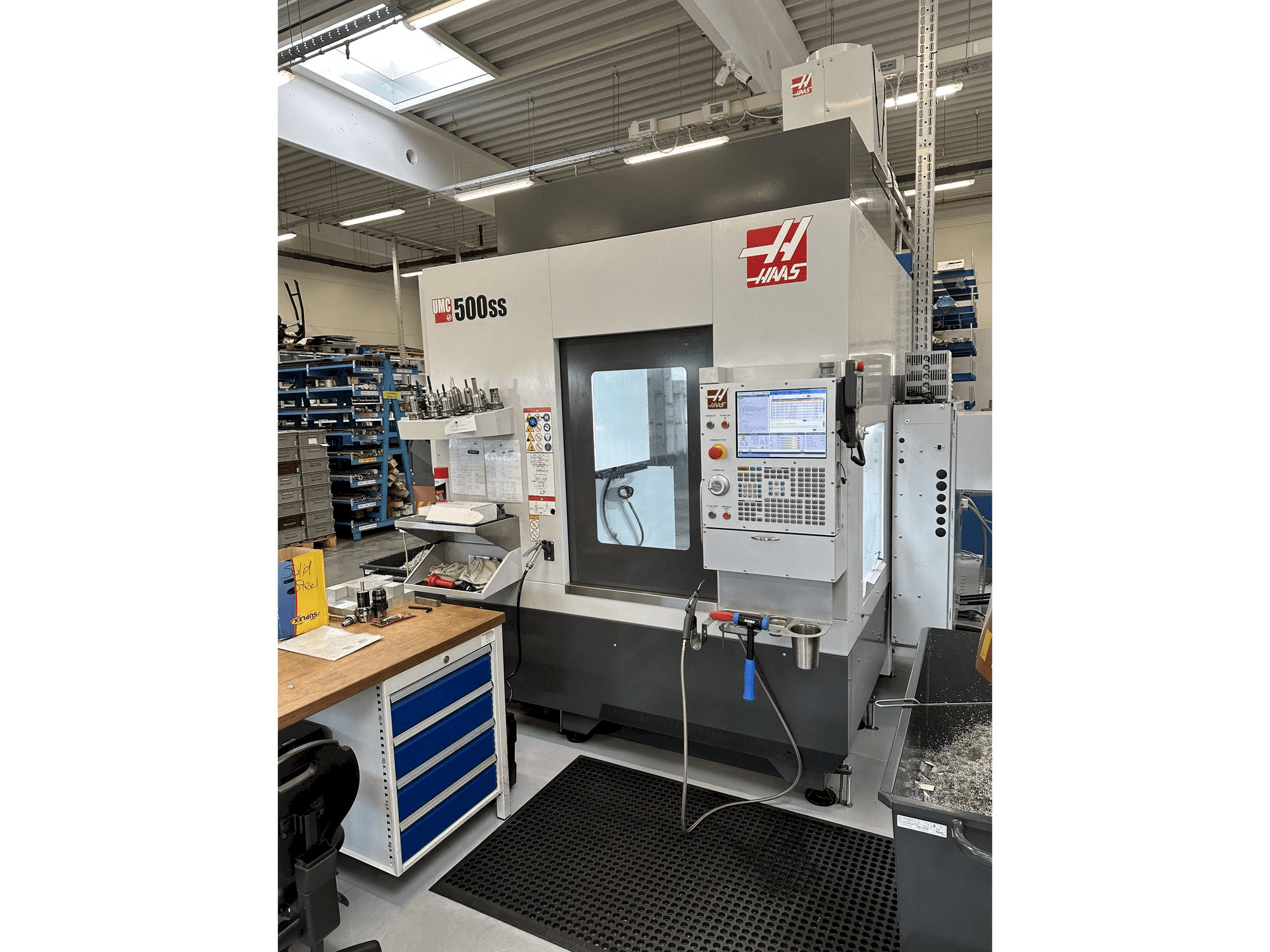 Vue de face de la machine HAAS UMC-500SS