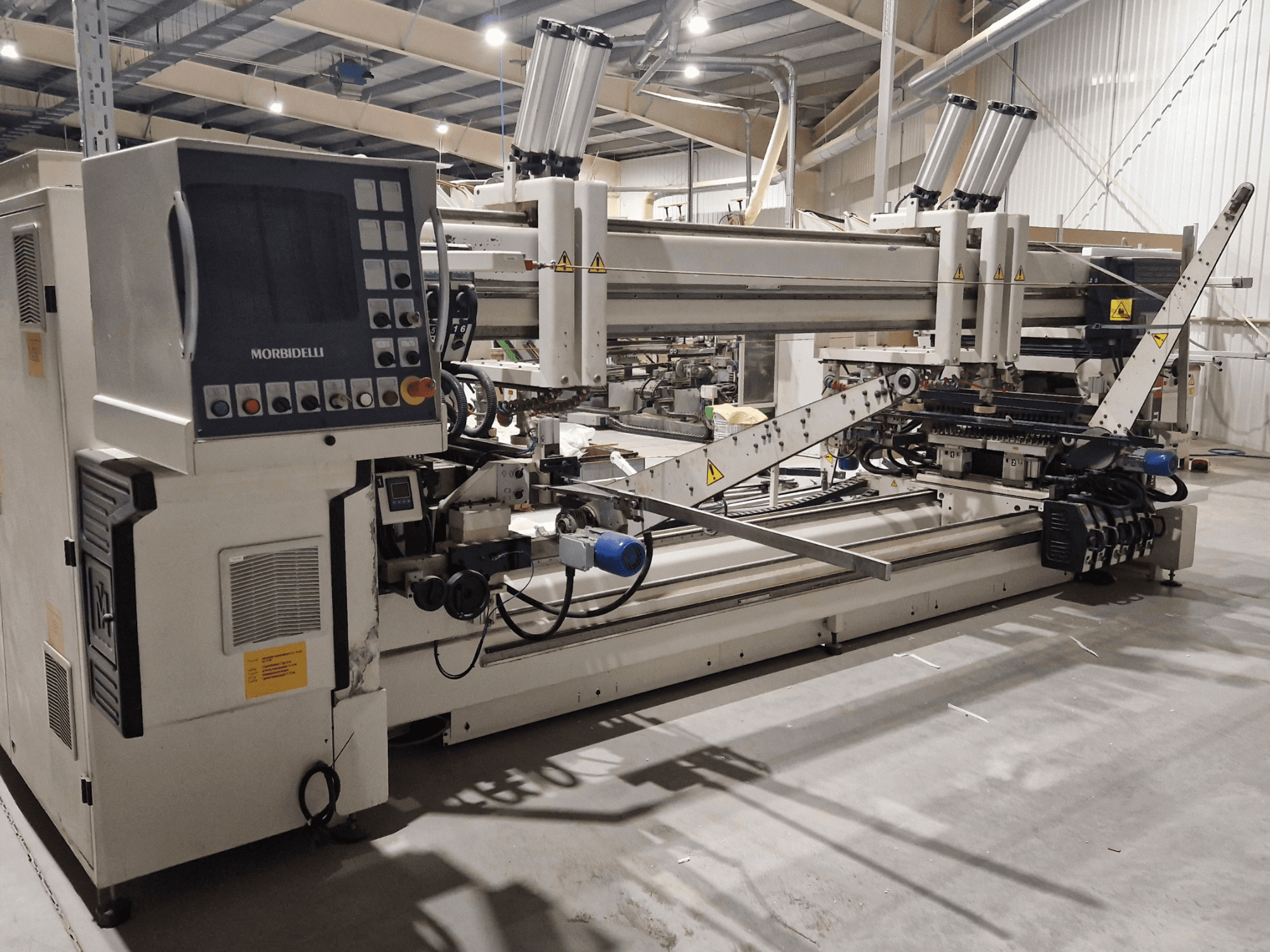 Perceuse multibroche SCM Morbidelli Zenith F2, vue latérale montrant le panneau de commande et les composants mécaniques dans un atelier.