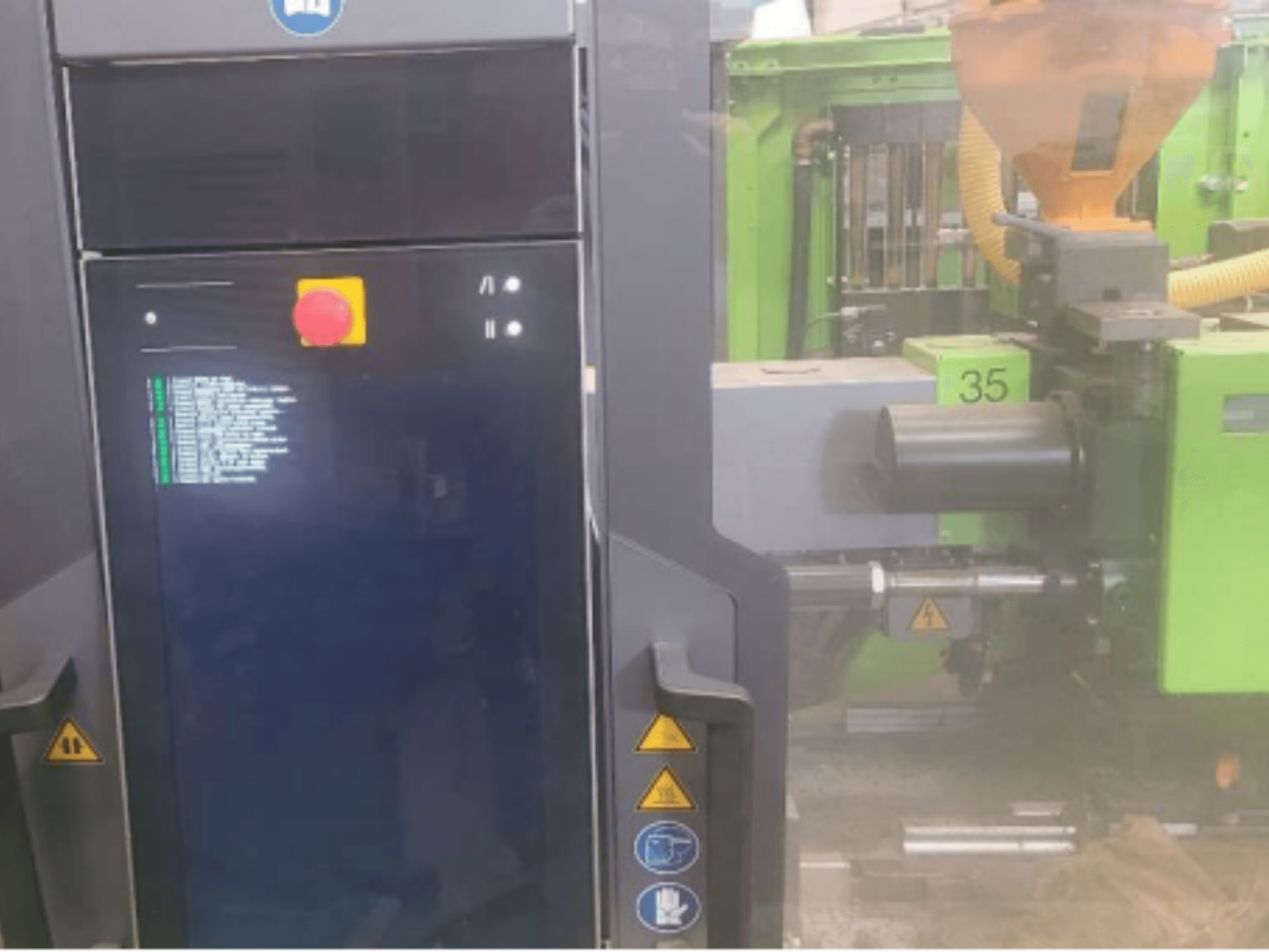 Machine à injecter hydraulique Engel Victory 320/80 spex, vue de face montrant le panneau de commande et l'unité d'injection verte.