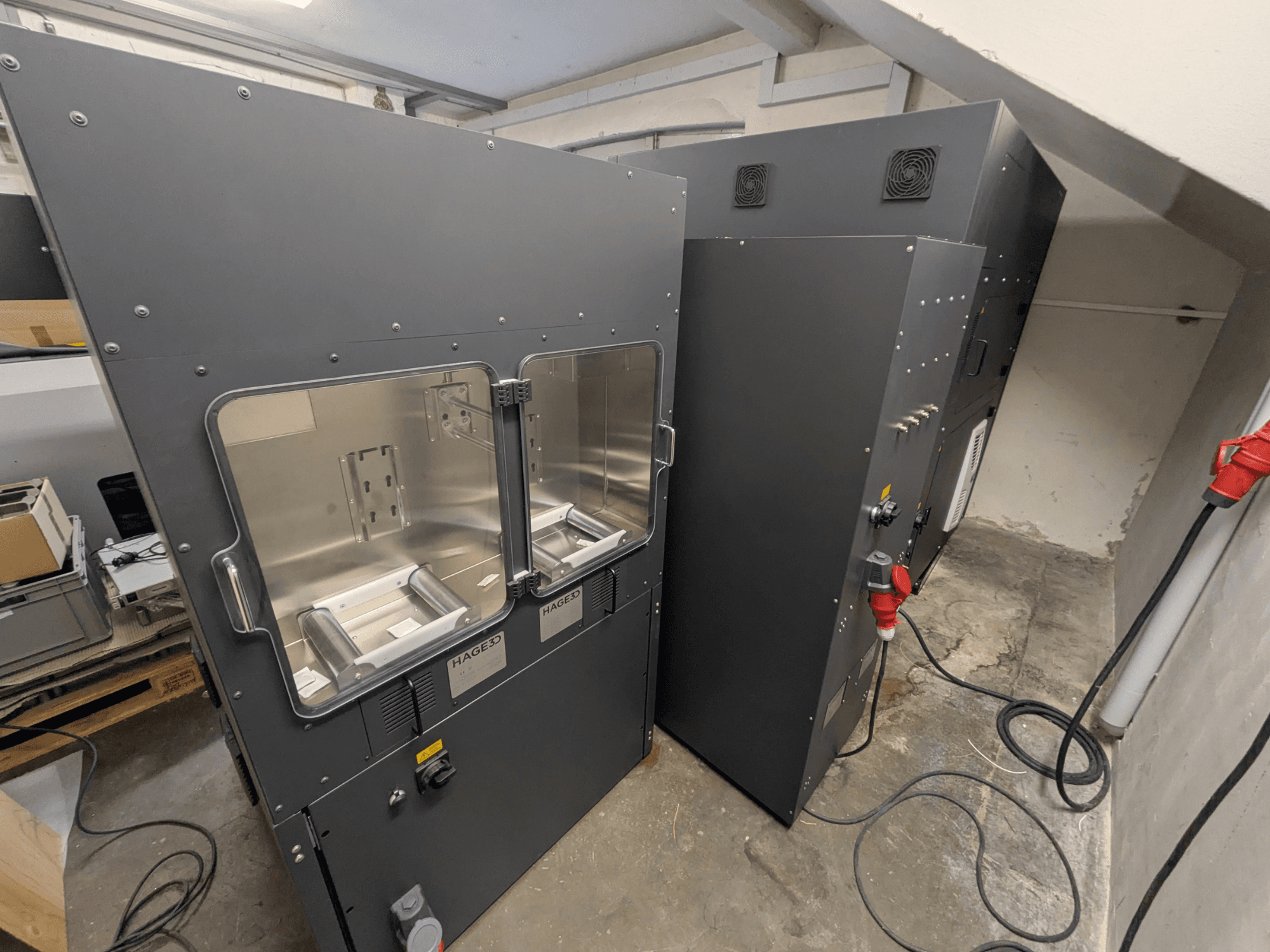 Imprimante 3D en plastique HAGE 3D Mex-One-A, vue de profil montrant les deux portes transparentes et le panneau de commande.