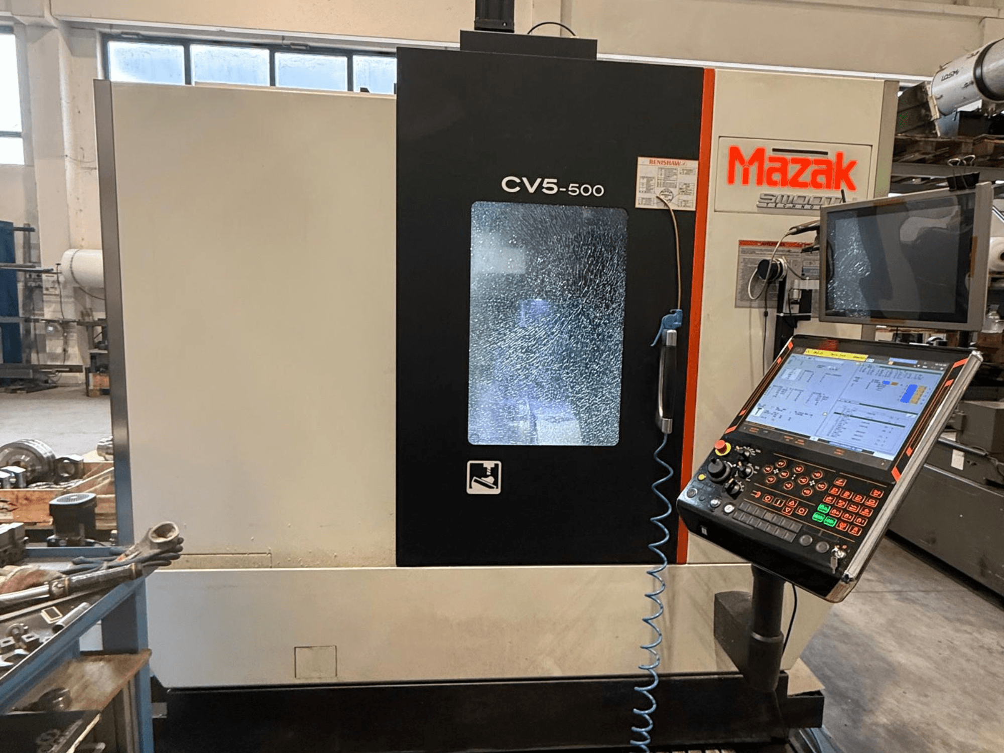 Centre d'usinage vertical Mazak CV5-500, vue de face avec le panneau de commande et l'écran, présentant les paramètres opérationnels et l'interface.