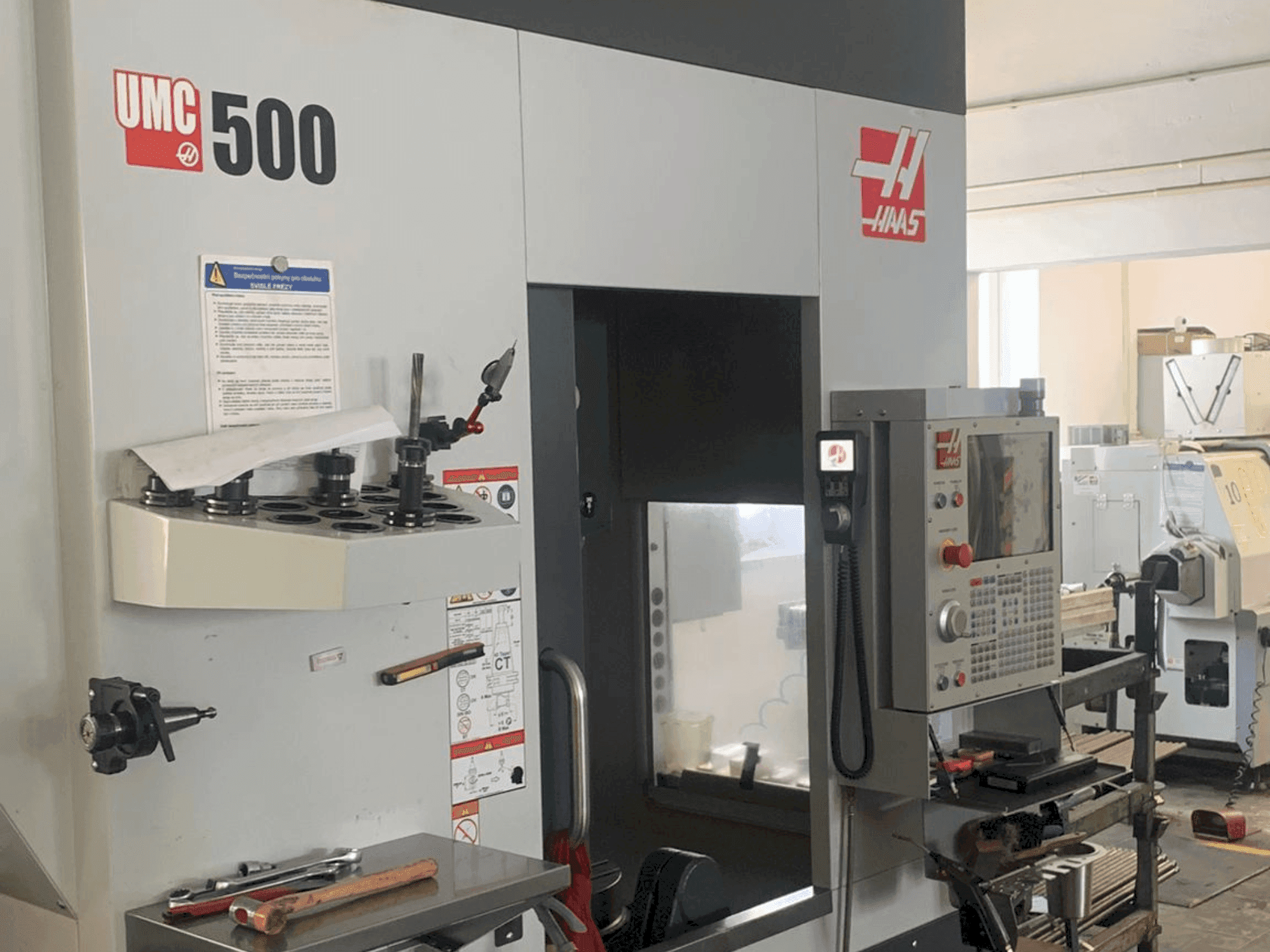 Vue de face de la machine HAAS UMC 500