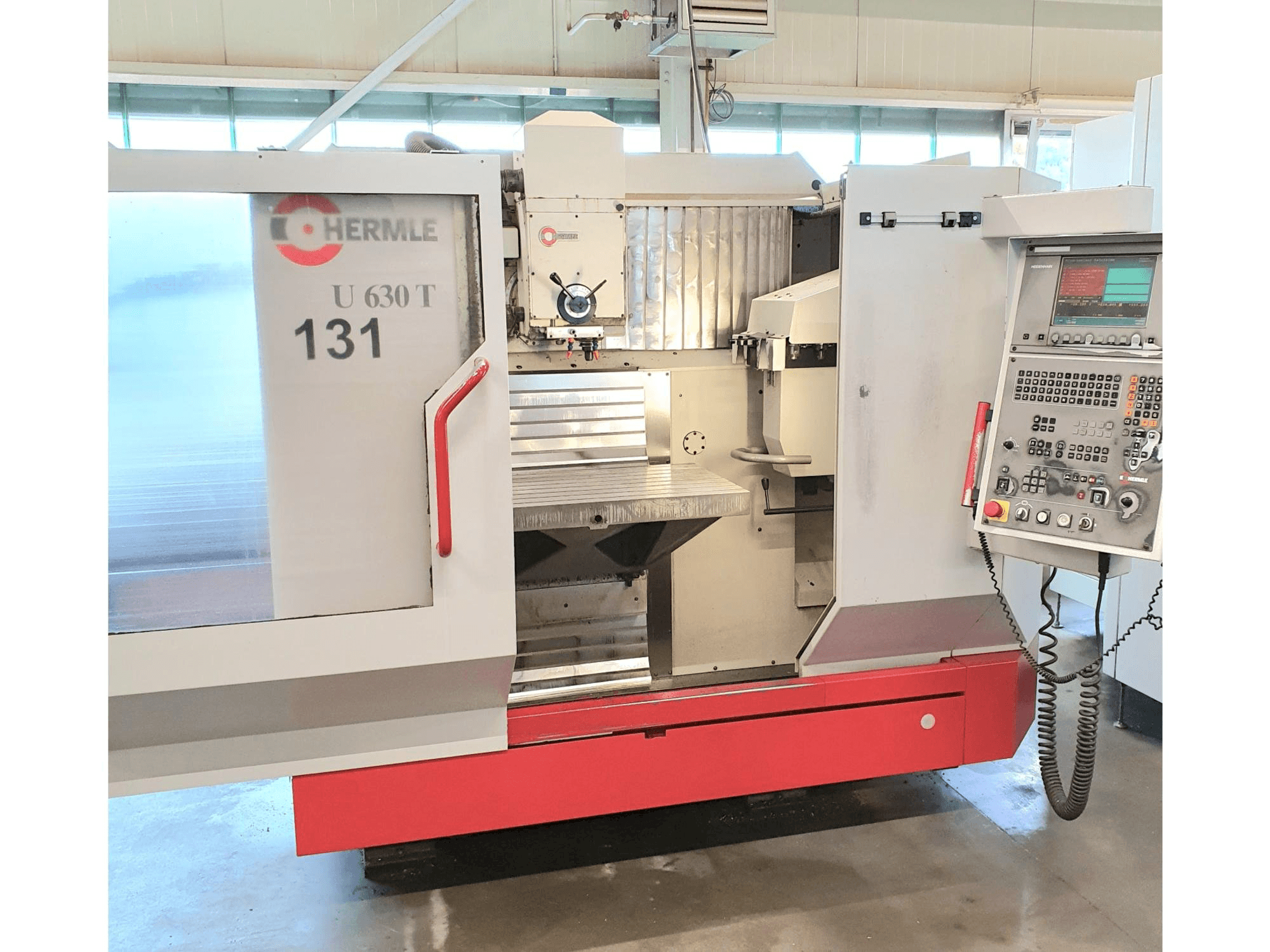 Vue de face de la machine HERMLE U 630