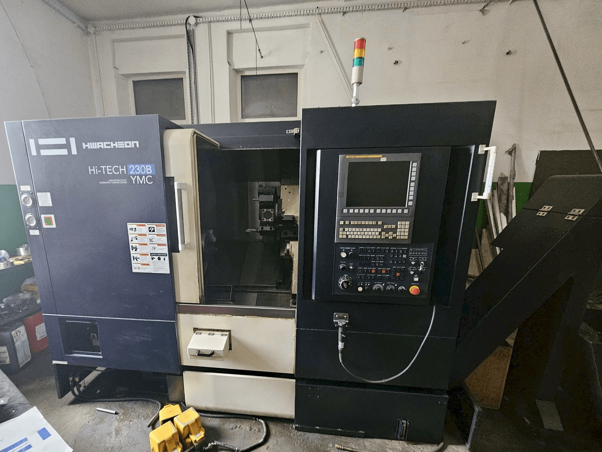Vue de face de la machine HWACHEON HI-TECH 230B YMC