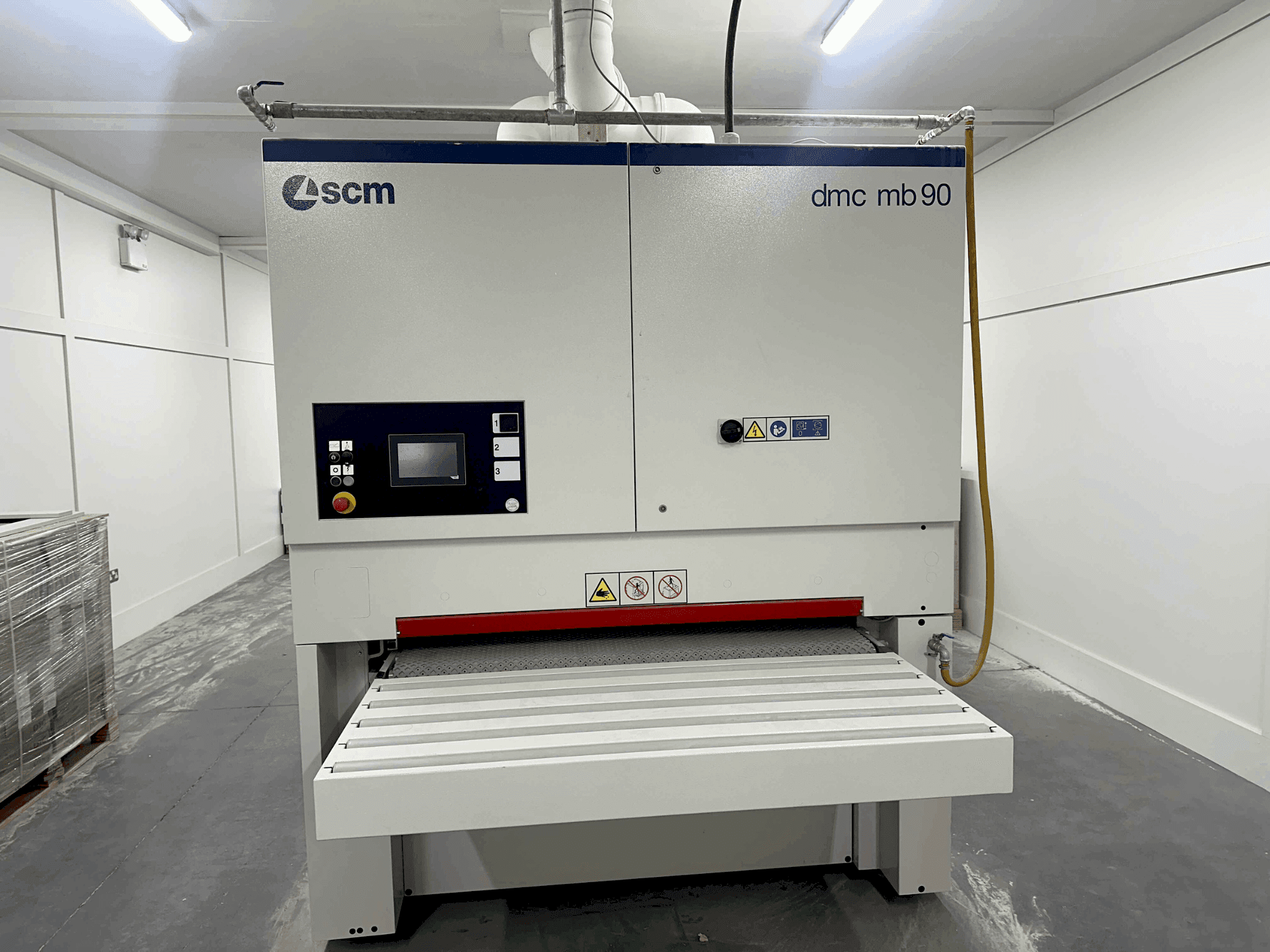 Vue de face de la machine SCM DMC MB90 DBB135